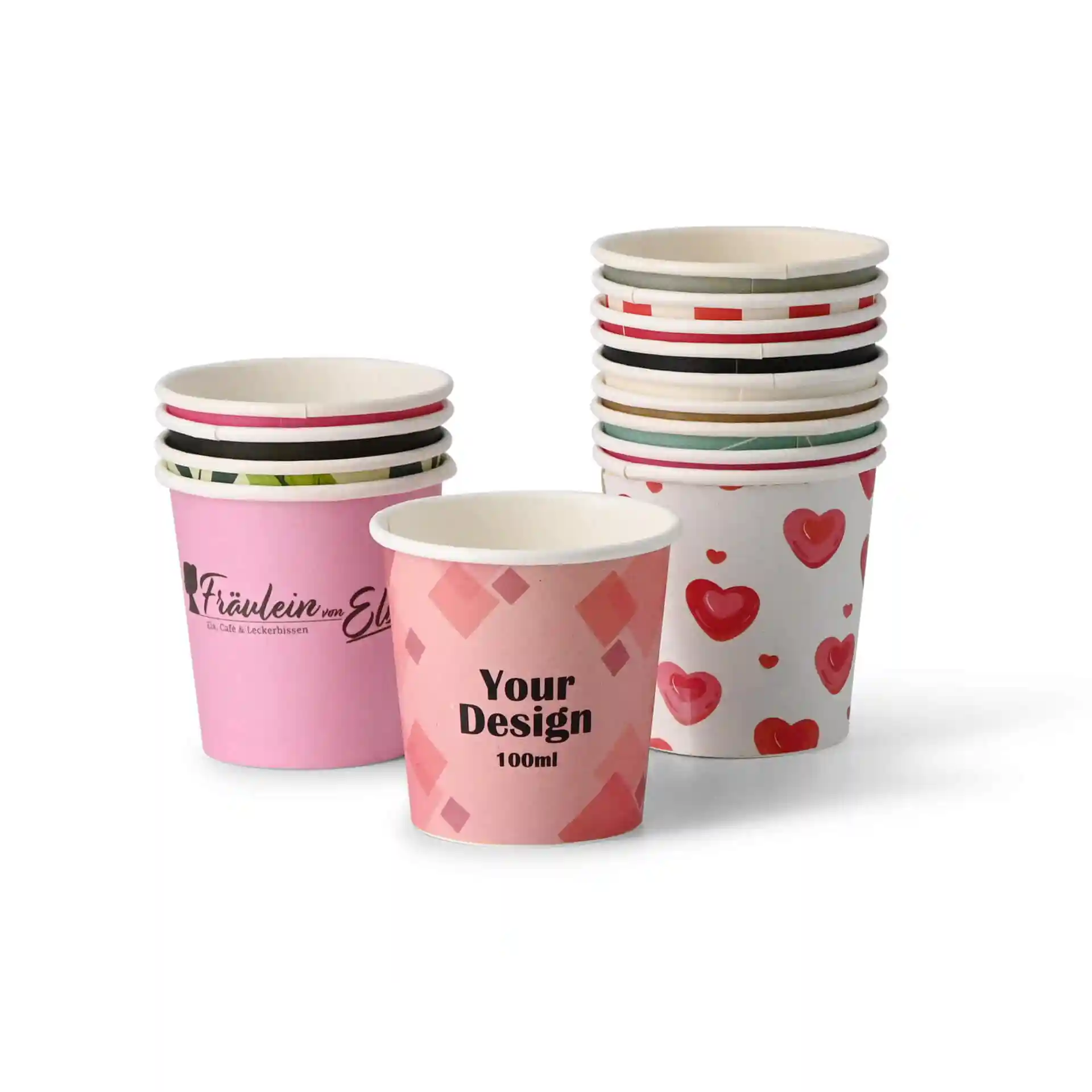 Empilement de gobelets décoratifs de différents designs, y compris un gobelet rose avec un motif en diamant et des cœurs.