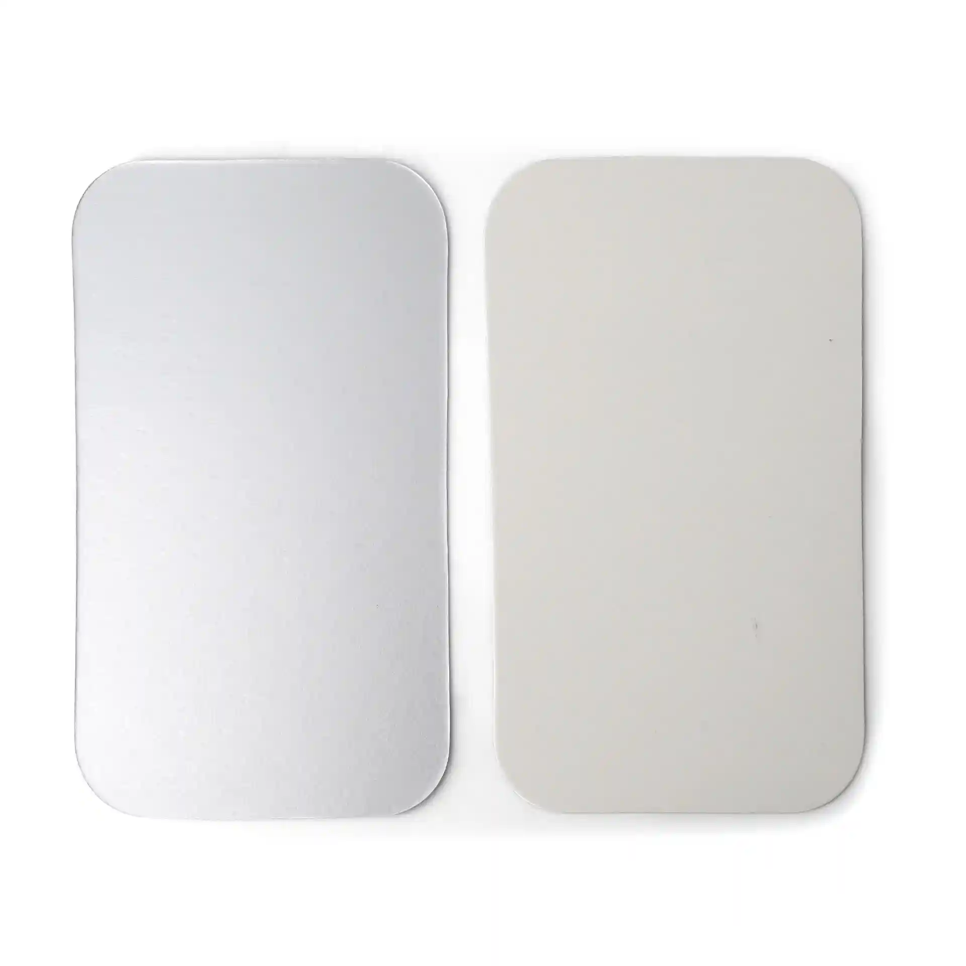 Couvercles en carton en aluminium rectangulaires argentés et blancs, conçus pour des contenants en aluminium de 650 ml.