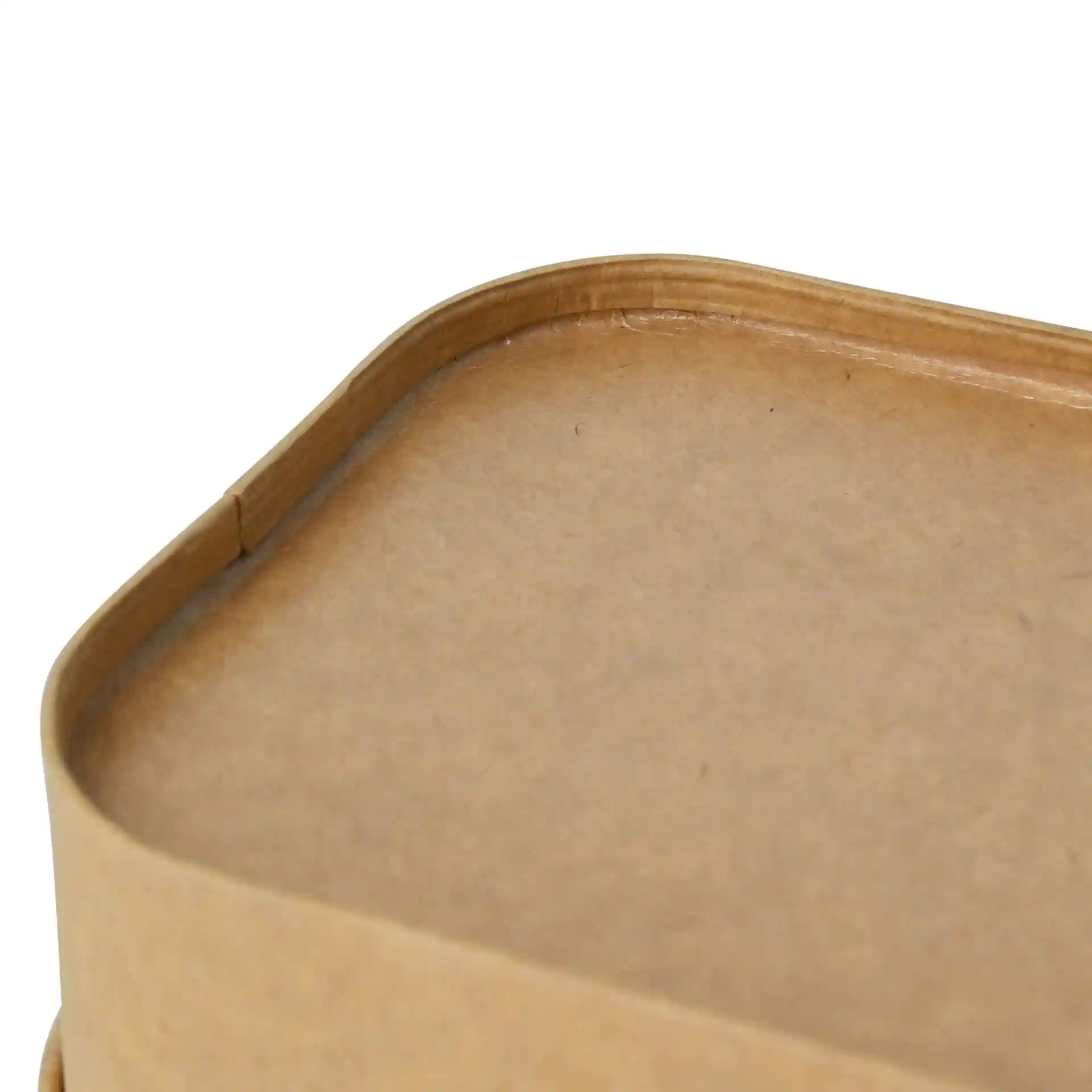 Gros plan du bord supérieur d'un conteneur alimentaire en carton kraft rectangulaire.