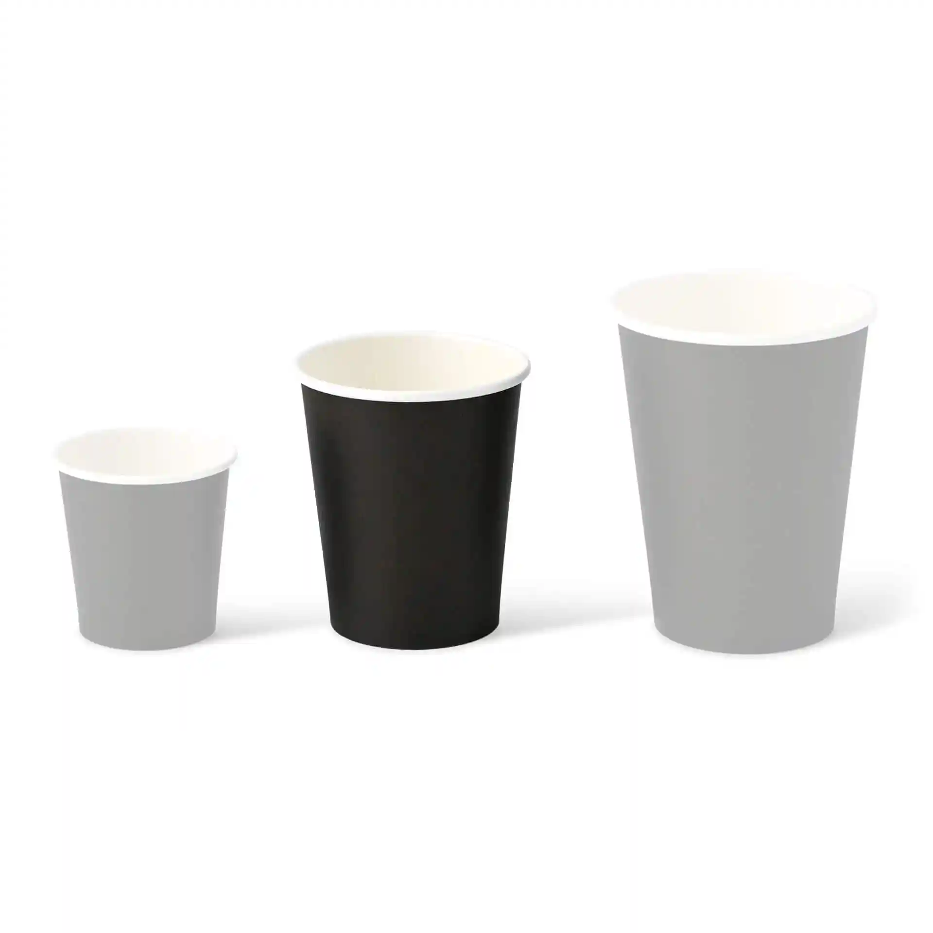 Trois gobelets en papier de tailles variées : un gris, un noir et un gris clair, tous avec des intérieurs blancs.