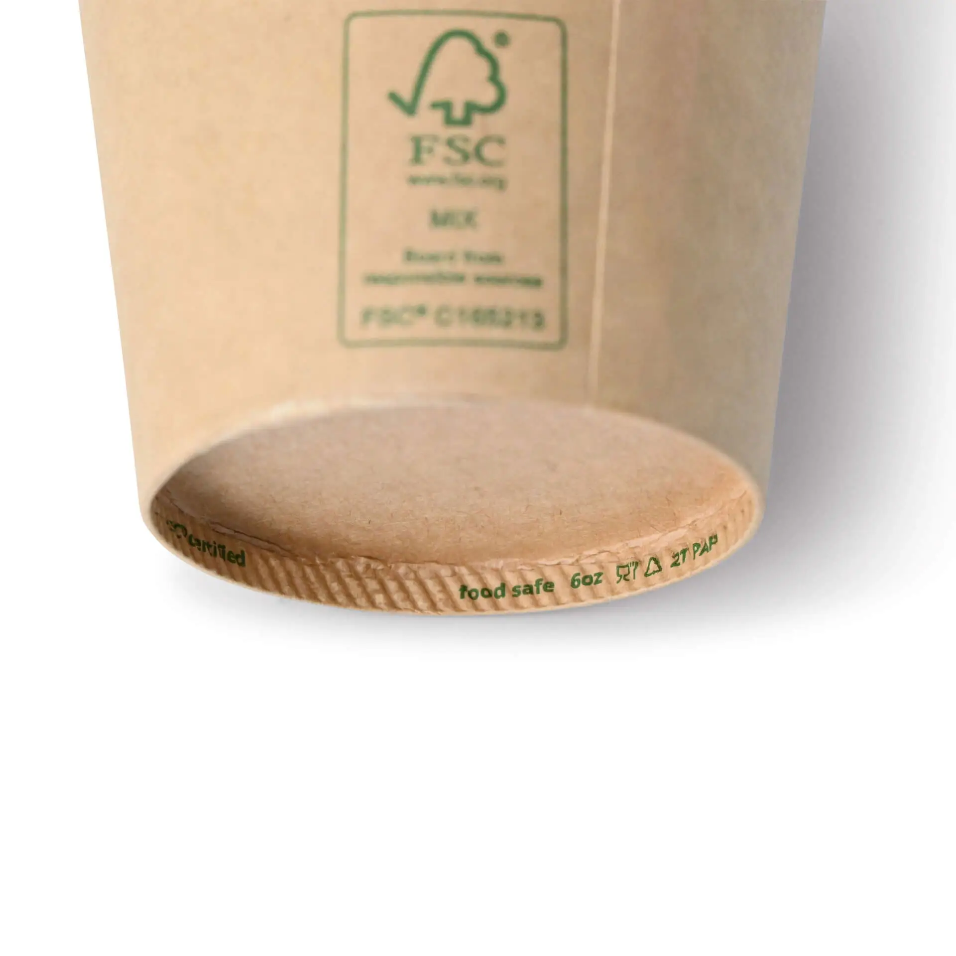 Gobelet en papier brun de 6 oz, montrant le fond avec une étiquette de sécurité alimentaire et le logo FSC.