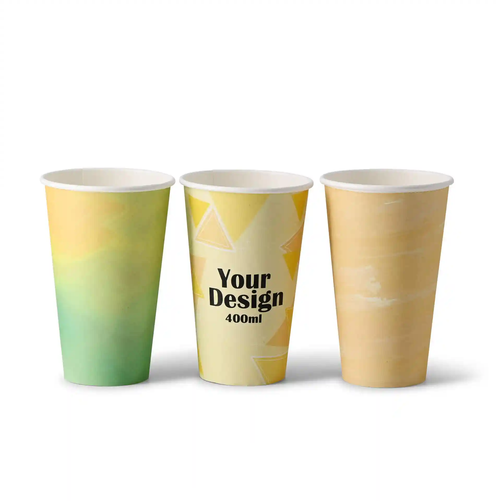 Image de trois gobelets en papier avec des designs variés : un dégradé vert, un avec des formes géométriques et un beige. Chaque gobelet contient 400 ml.