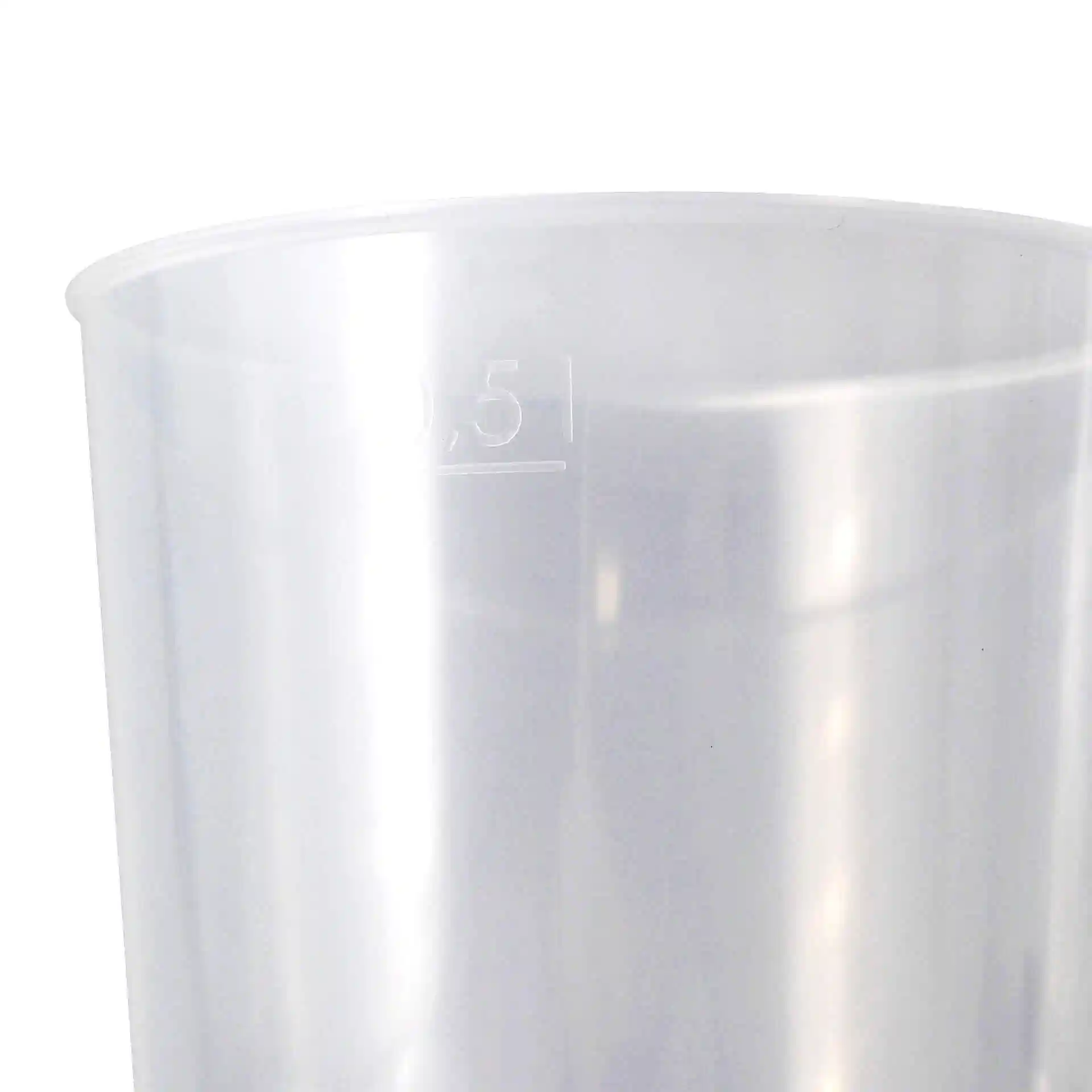 Gobelet réutilisable transparent de 136 mm de hauteur et 90 mm de diamètre, avec une graduation pour 500 ml.