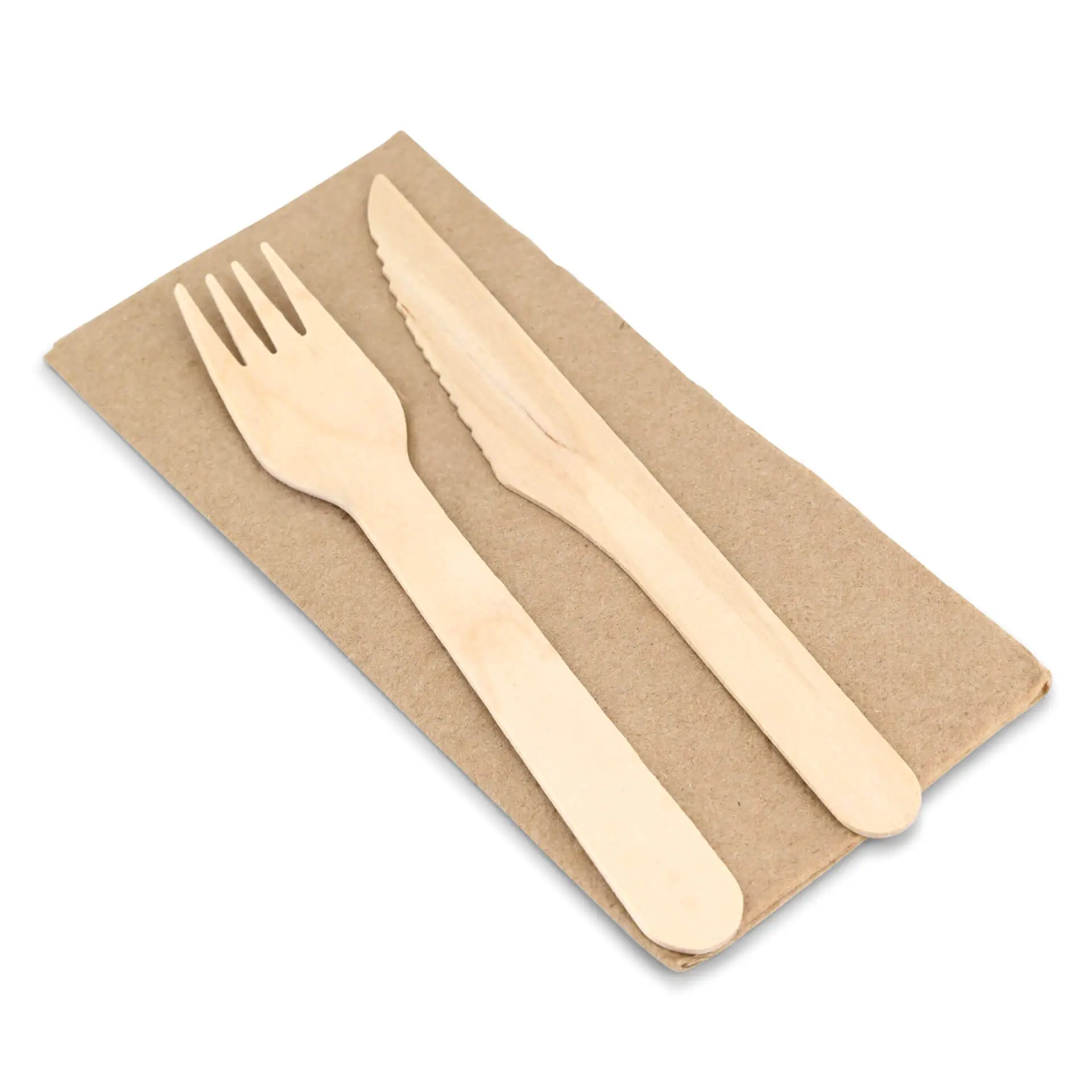 Ensemble de couverts en bois comprenant une fourchette et un couteau sur une serviette en papier rectangulaire non blanchie.