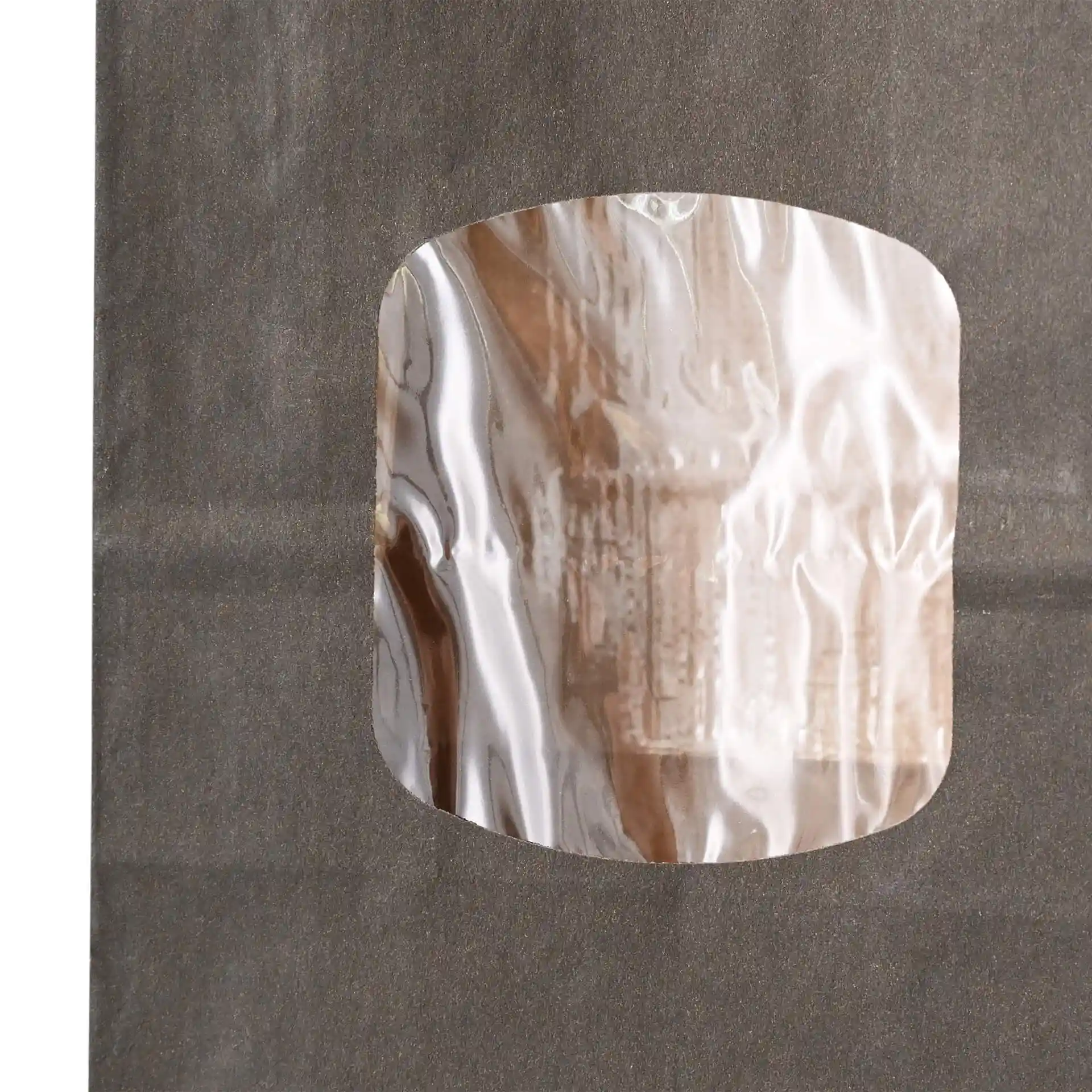 Sac à fond plat noir avec fenêtre transparente, en papier kraft, mesurant 11,5 x 7 x 24,5 cm.