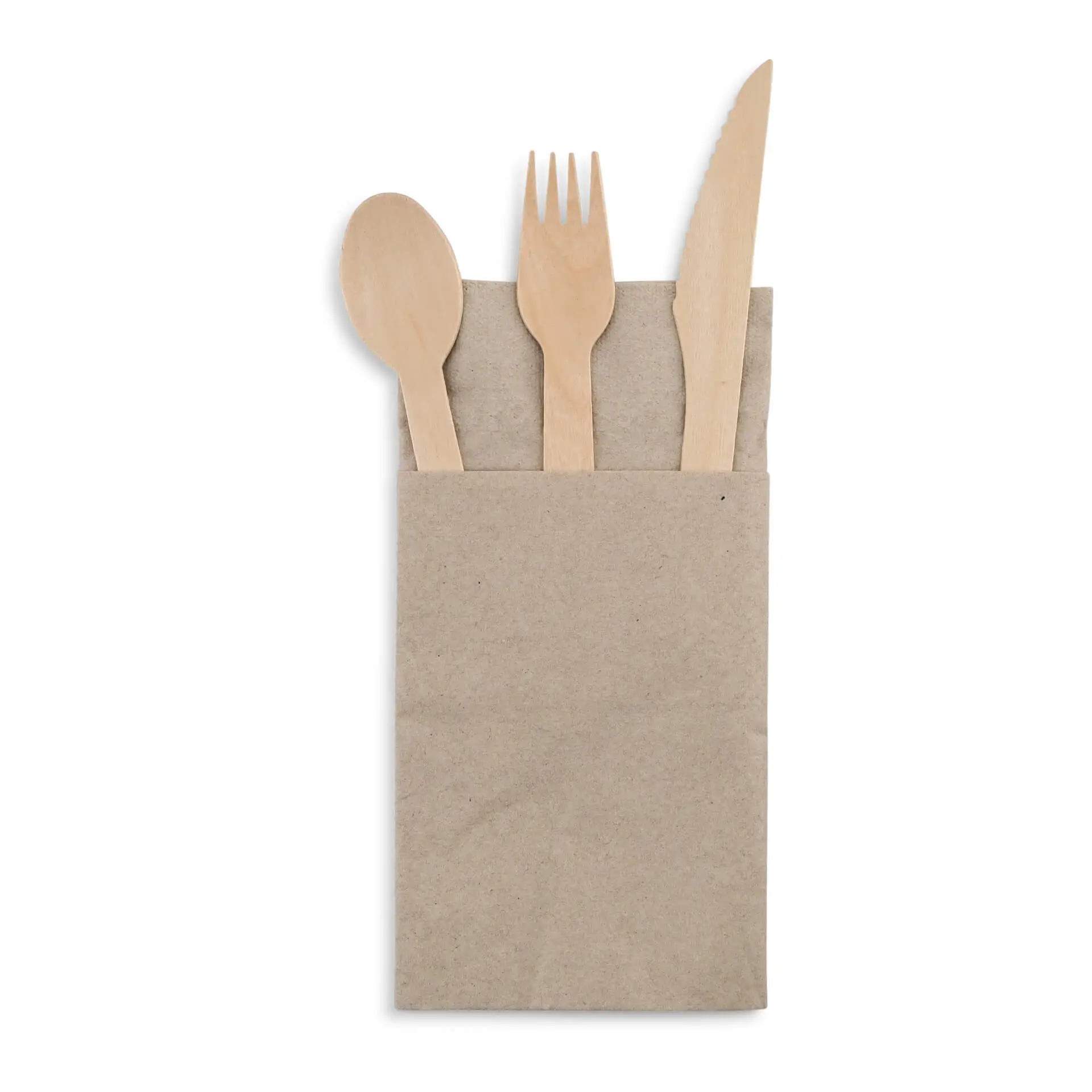 Pochette en papier brun contenant une cuillère, une fourchette et un couteau en bois, avec un symbole de recyclage visible au fond.