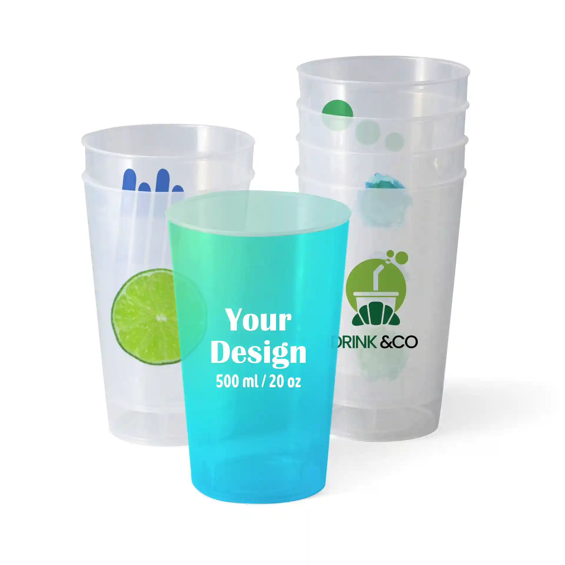 Gobelets réutilisables transparents avec divers designs, y compris un graphique de citron vert et un logo, affichés dans différentes positions.