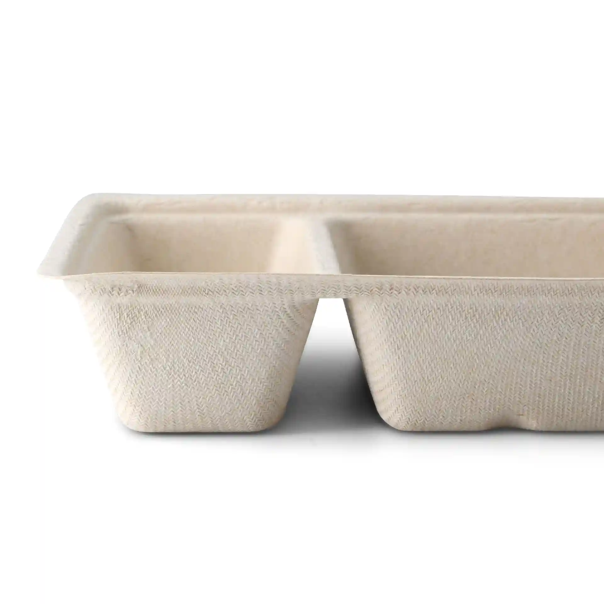 Plateau rectangulaire en bagasse crème blanc avec deux compartiments, mesurant 12 x 20 x 3,5 cm.