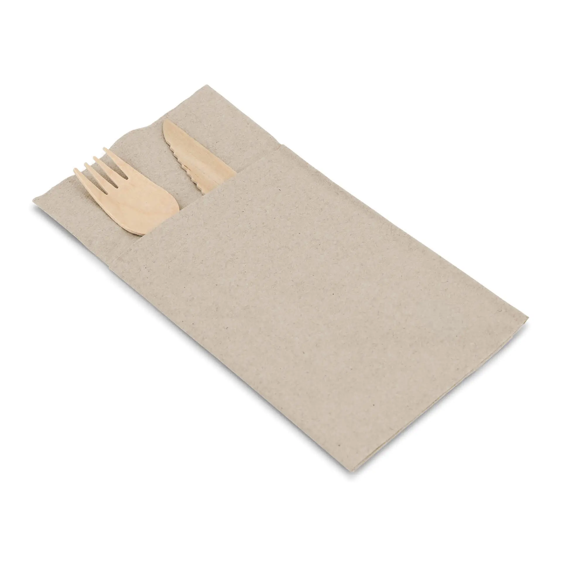 Pochette en papier non blanchie de forme rectangulaire contenant une fourchette et un couteau en bois, mesurant 10 x 19,5 cm.