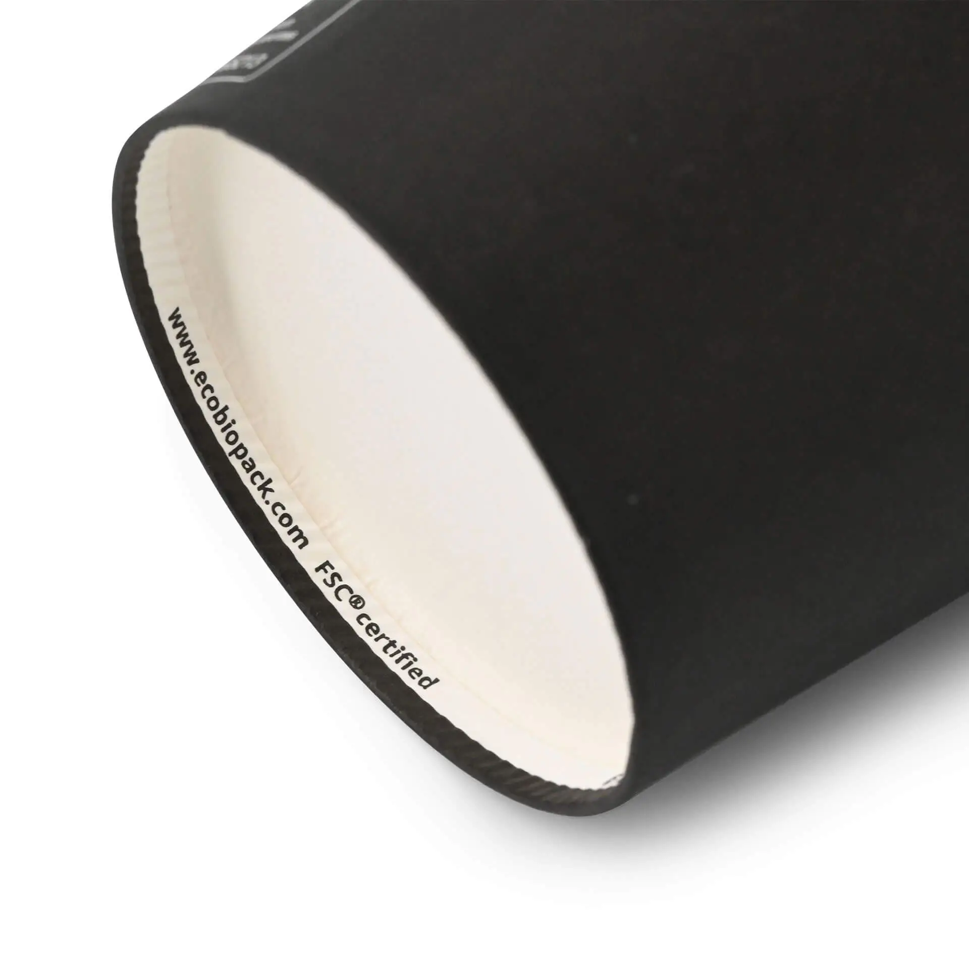 Gobelet en papier noir de 8 oz avec revêtement PE ; le dessous montre le site web et l'étiquette FSC certifiée. Convient à diverses boissons.