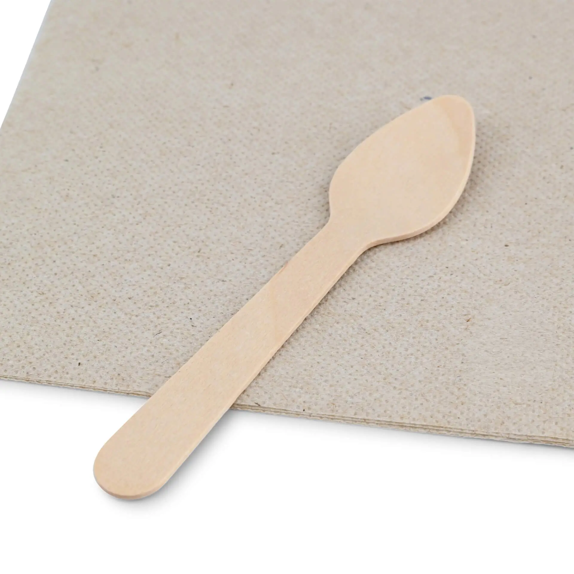 Cuillère en bois pour espresso, 11 cm de long, sur une surface brune texturée avec un symbole de recyclage.