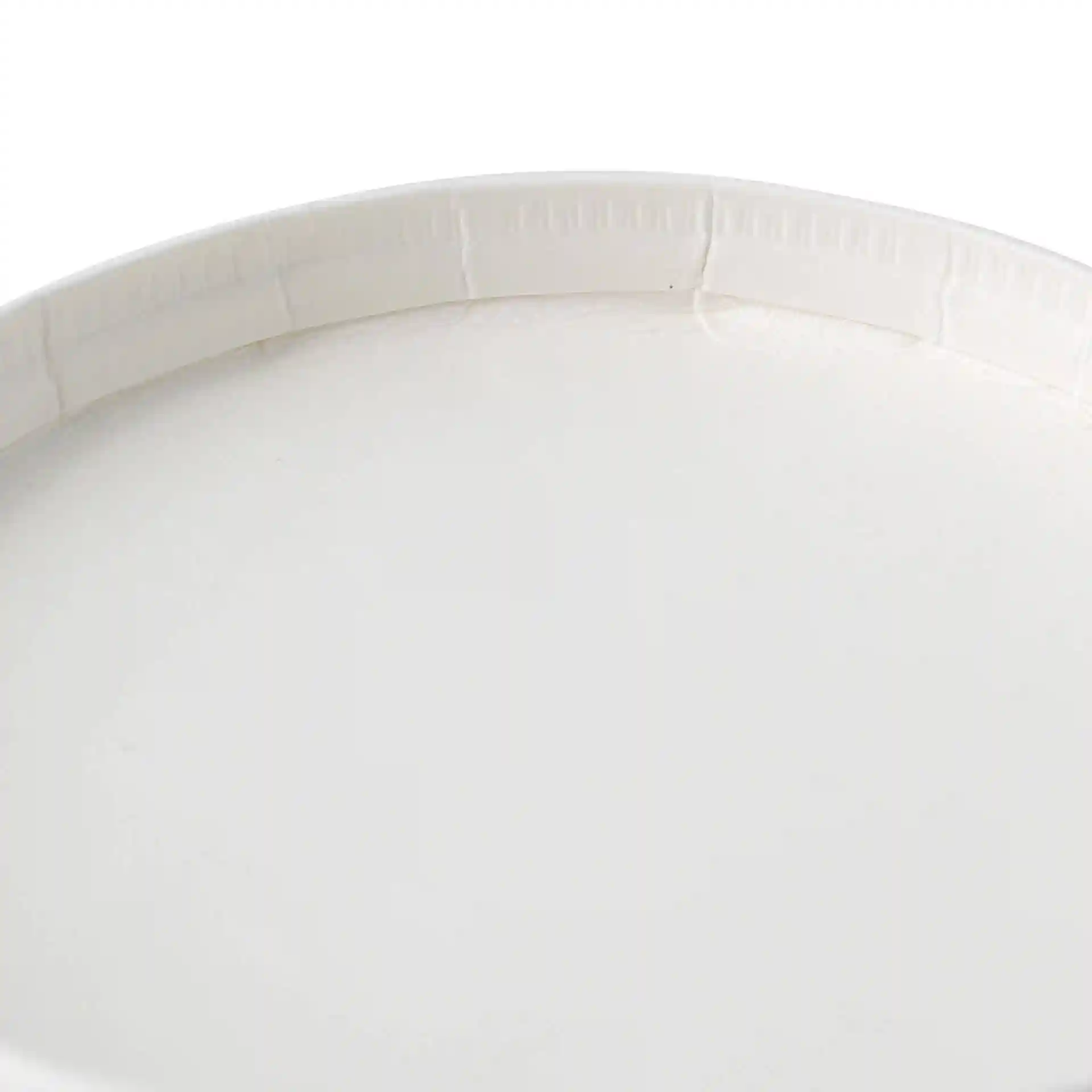 Couvercle rond en carton blanc avec surface enduite, conçu pour des gobelets à glace, montrant le bord supérieur et la surface intérieure.