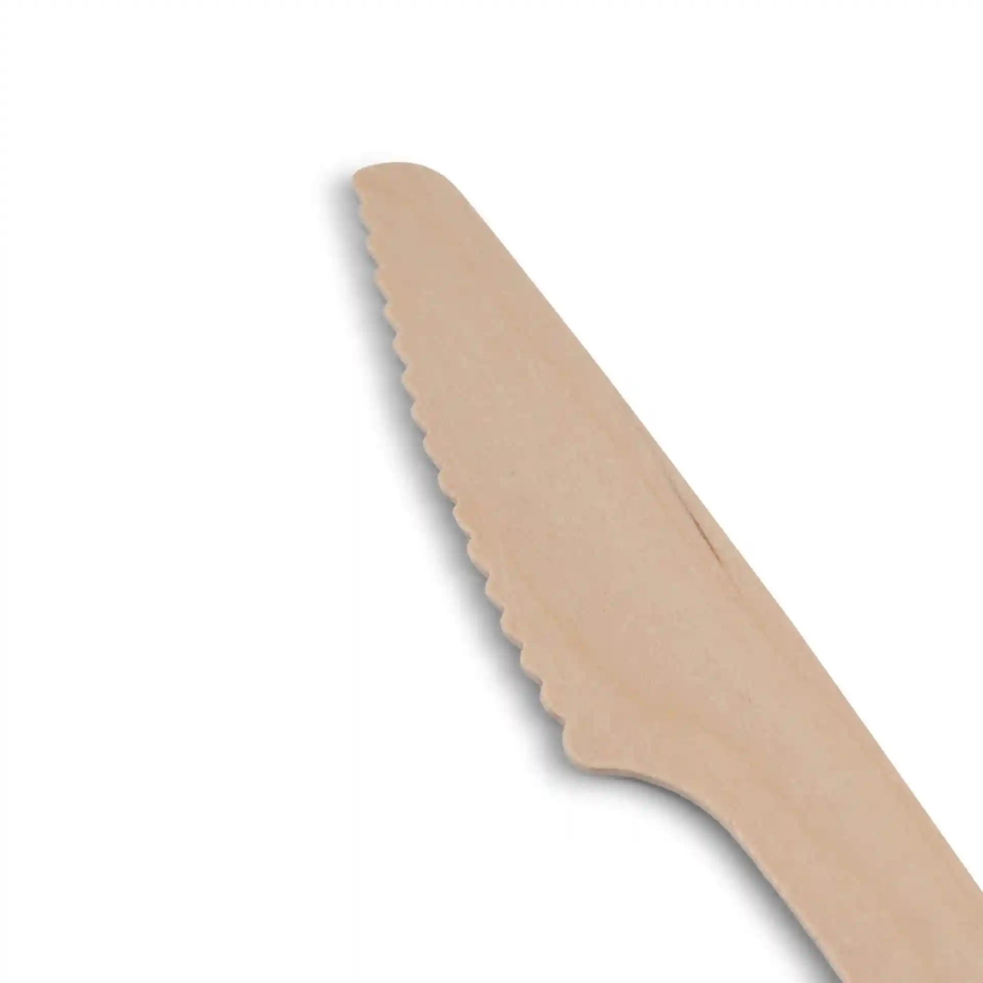 Couteau en bois avec une lame dentelée, mesurant 18 cm de long, sur un fond uni.