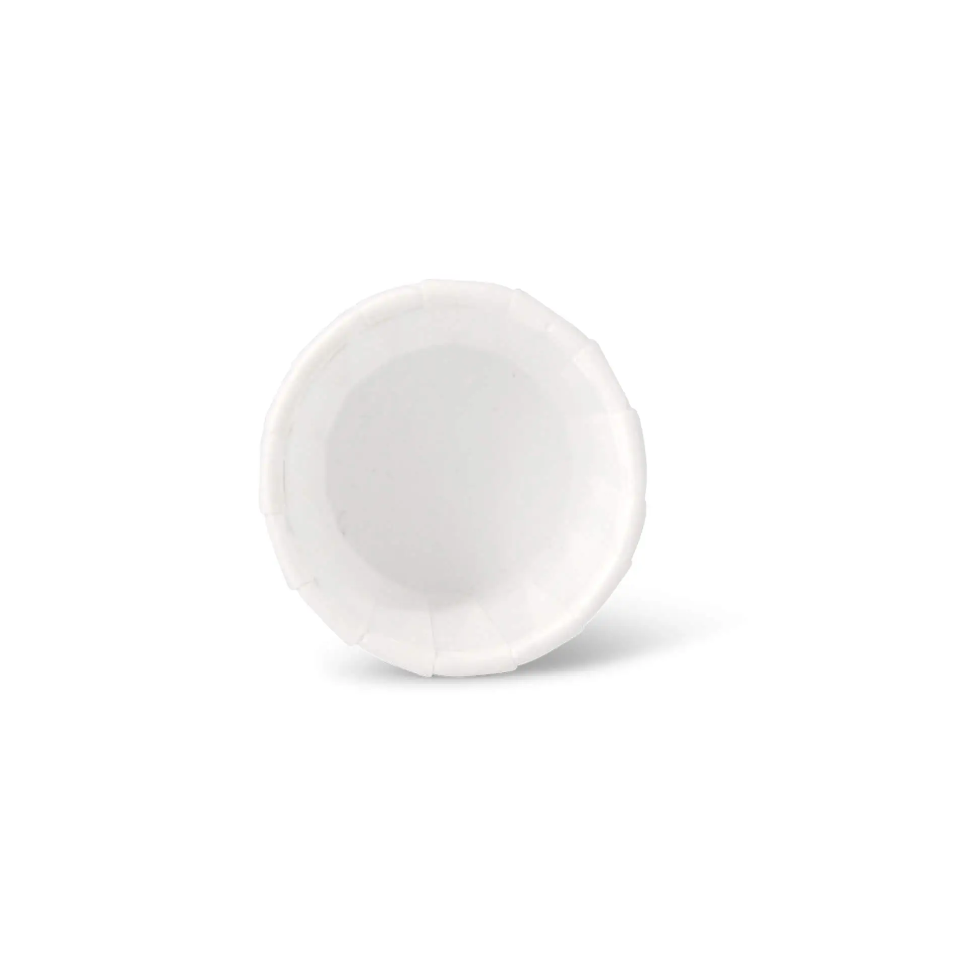 Gobelet en papier blanc de 15 ml avec un fini résistant aux graisses, adapté aux petites portions de dips et sauces.