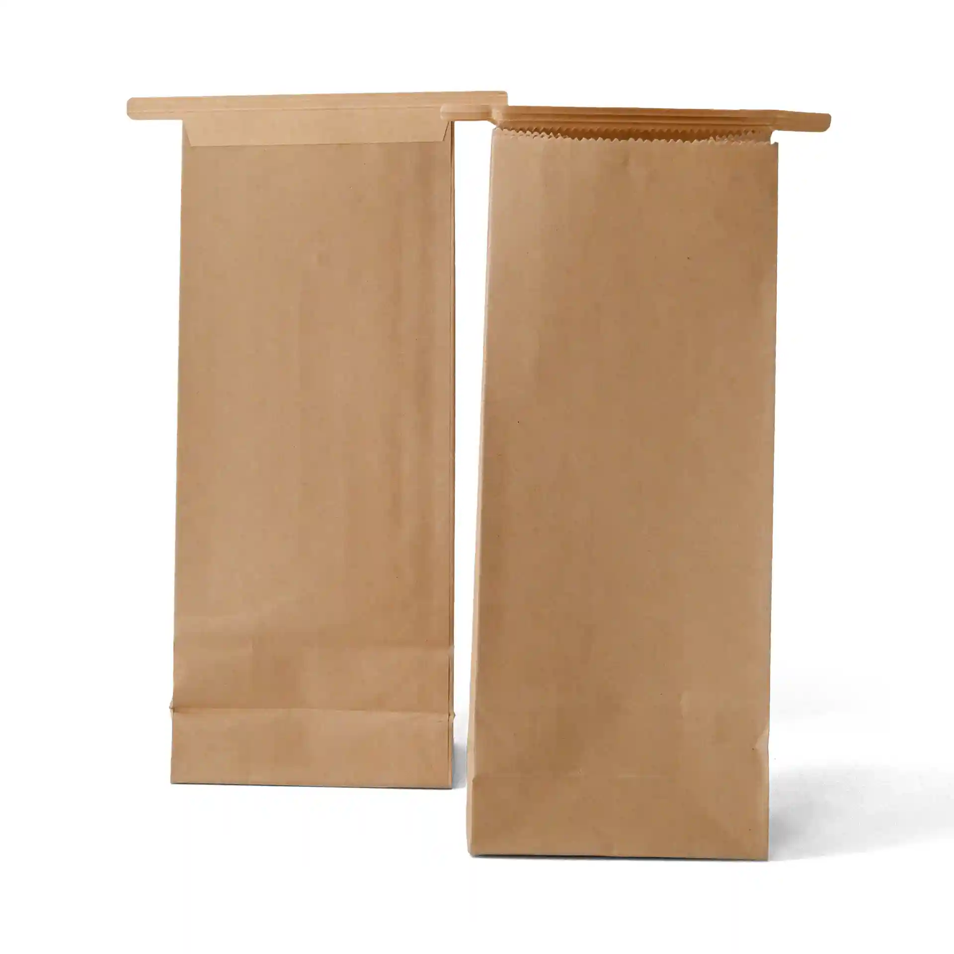 Sacs en papier kraft brun avec lien en métal, mesurant 9 x 5 x 23,5 cm. Deux sacs montrés, l'un avec un haut plié.