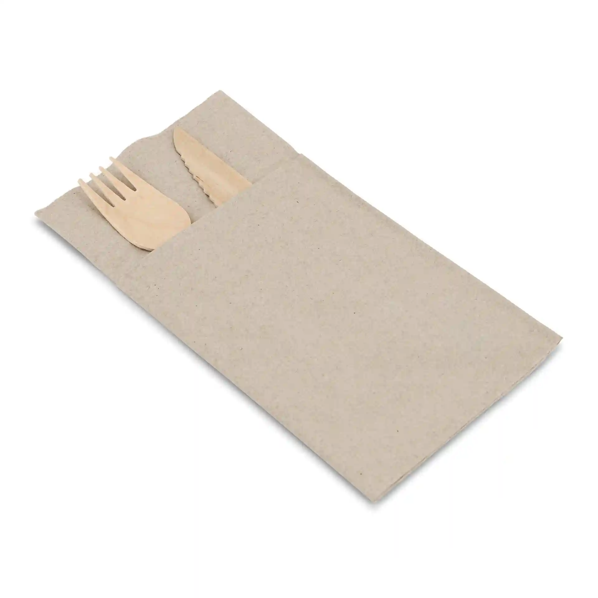 Pochettes à couverts en papier recyclé non blanchi avec une fourchette et un couteau, en forme rectangulaire.