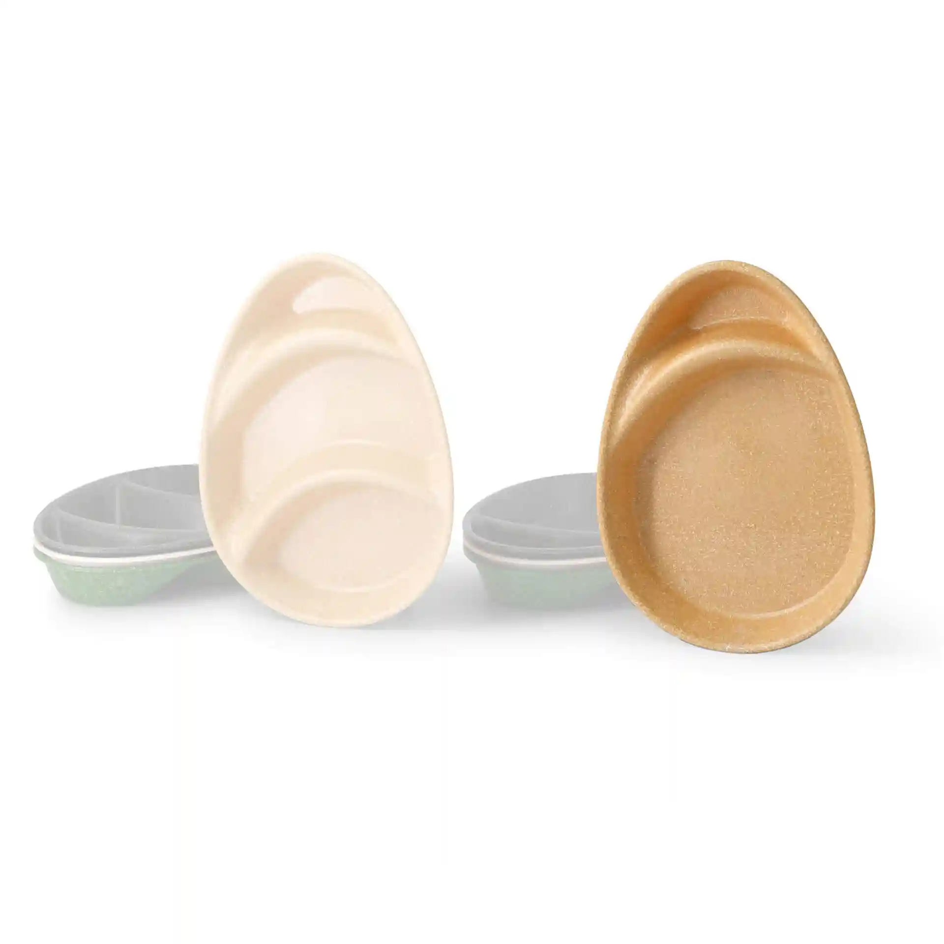 Image de deux assiettes divisées réutilisables en forme de goutte, l'une caramel et l'autre brun clair, avec deux compartiments chacune.