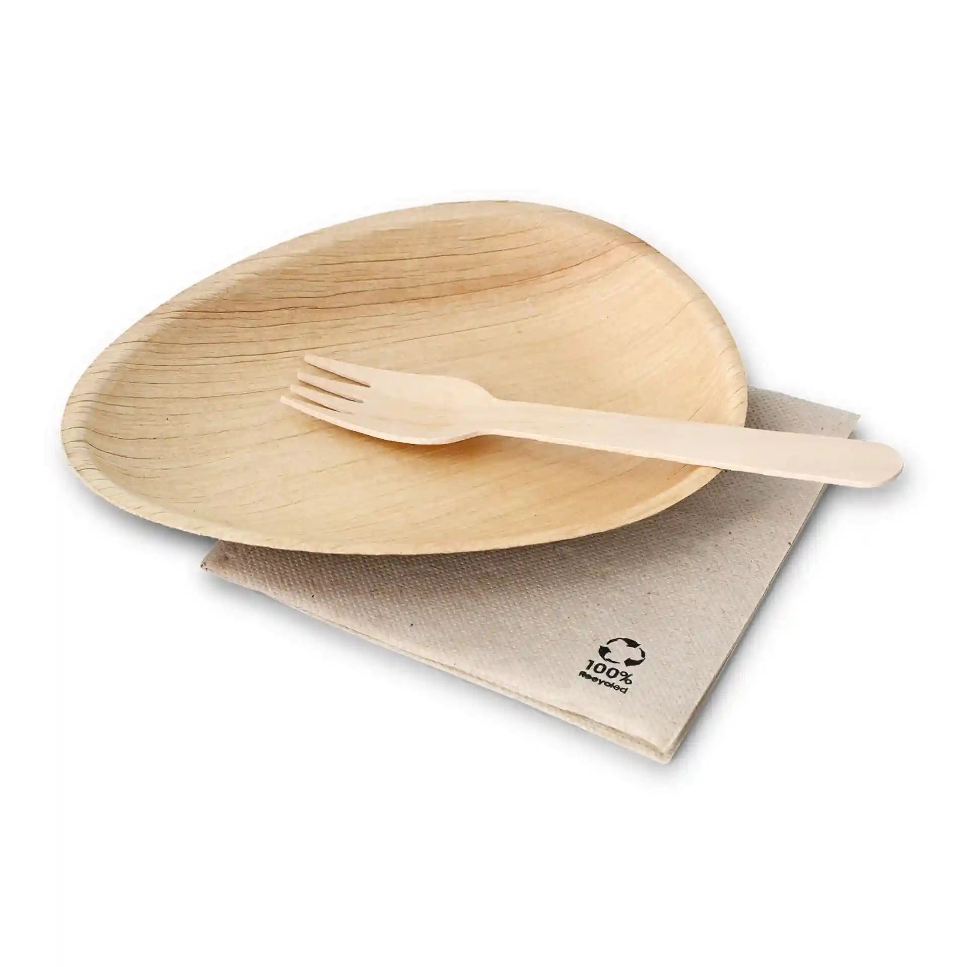 Assiette ovale en feuille de palmier avec une fourchette en bois posée sur une serviette en tissu beige.
