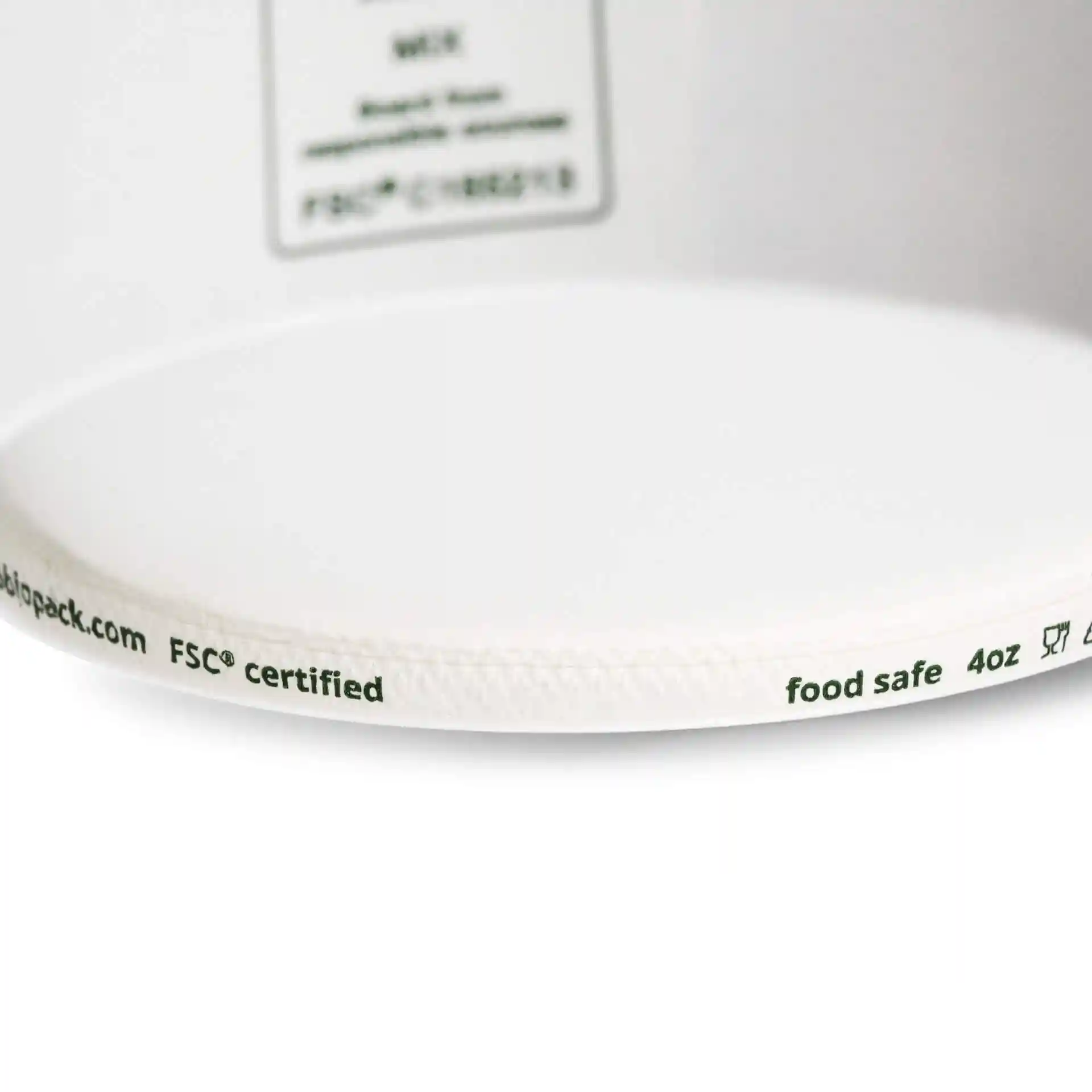 Gobelet en papier blanc pour glace d'un diamètre de 92 mm avec des marquages sur le bord indiquant la sécurité alimentaire et le volume.