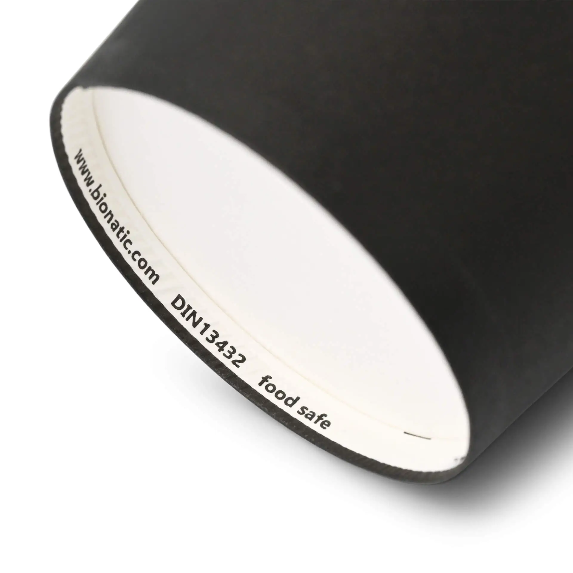 Gobelet en papier noir de 12 oz avec un intérieur revêtu de PE ; la base affiche une étiquette alimentaire et le site web du fabricant.