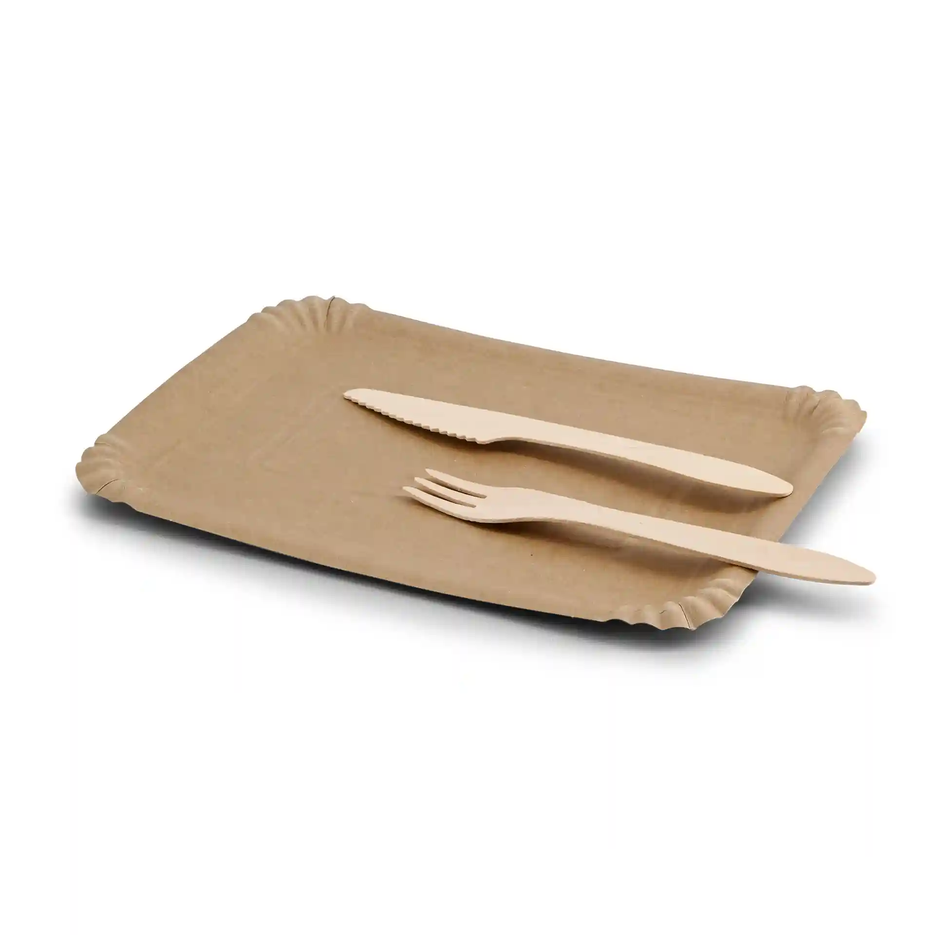 Assiette en carton rectangulaire marron avec un design peu profond, accompagnée d'un couteau et d'une fourchette en bois.