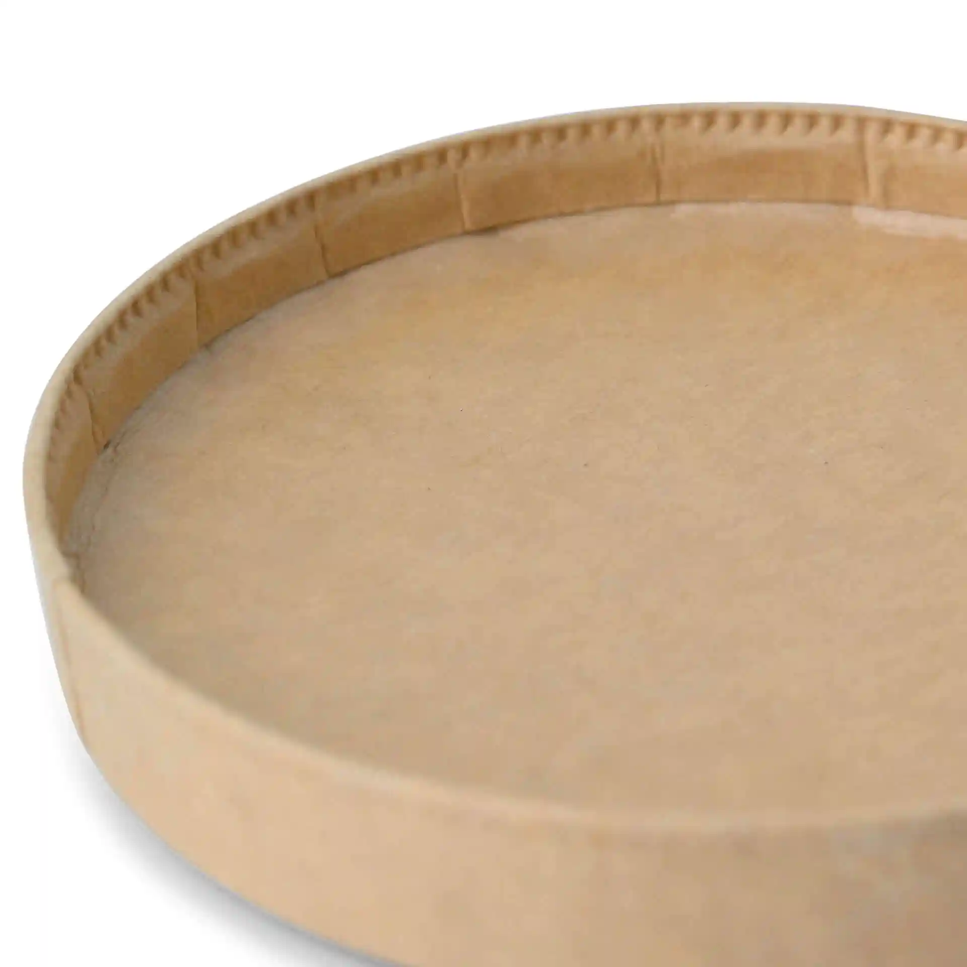 Couvercle en carton brun de forme ronde, montrant la surface intérieure et les détails des bords.