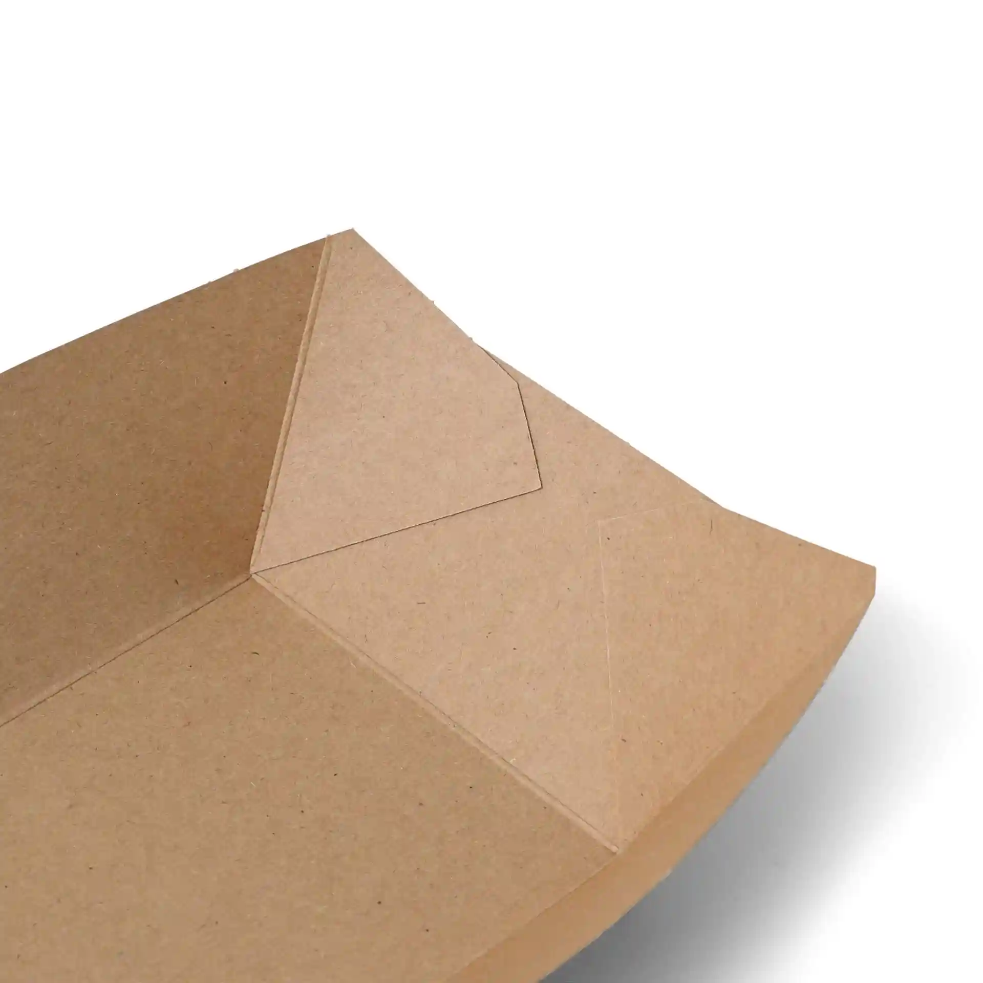 Gros plan d'un plateau alimentaire en carton brun de forme rectangulaire avec des bords pliés visibles.