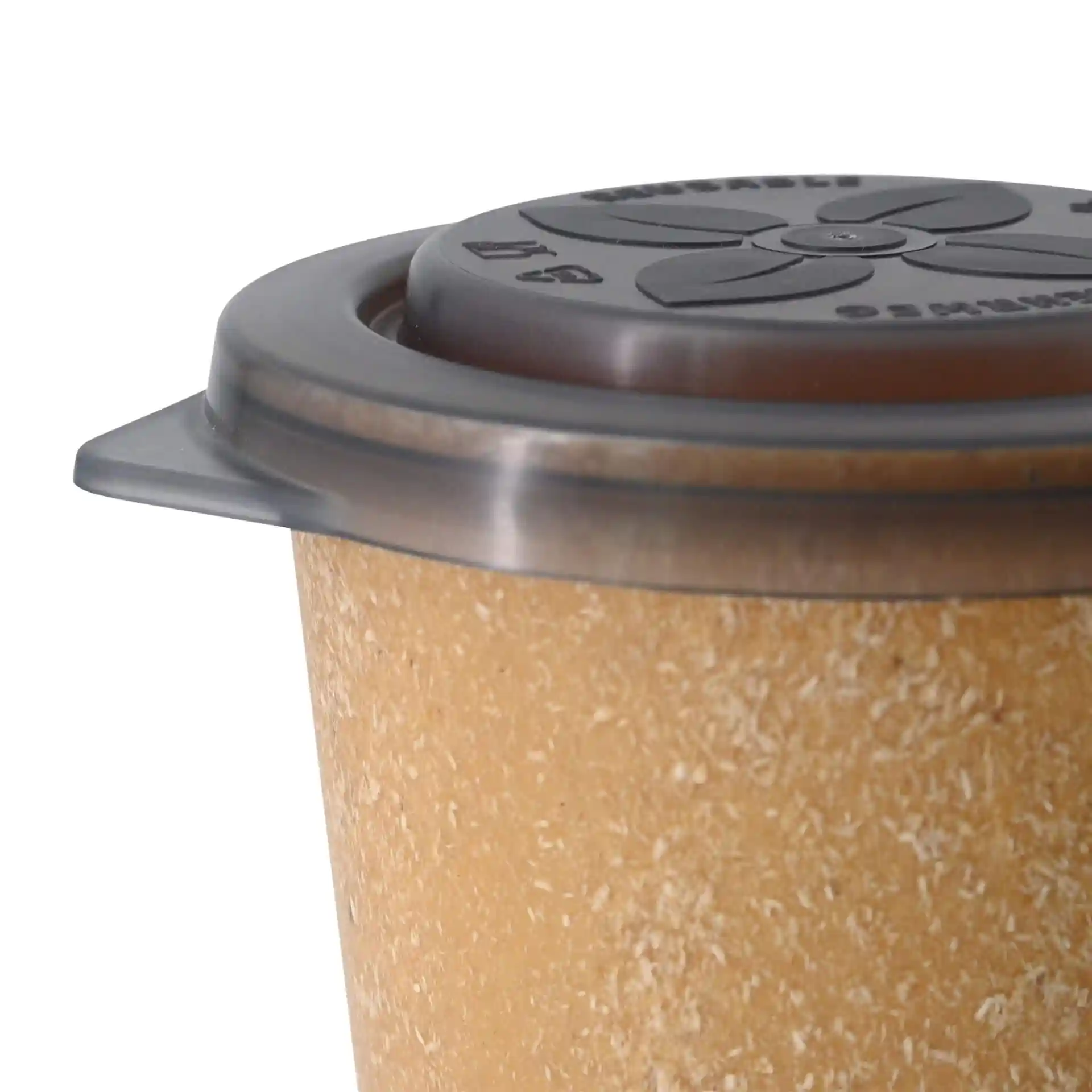 Couvercle de tasse réutilisable rond en gris, en PP, avec une surface texturée et un petit onglet pour une manipulation facile.