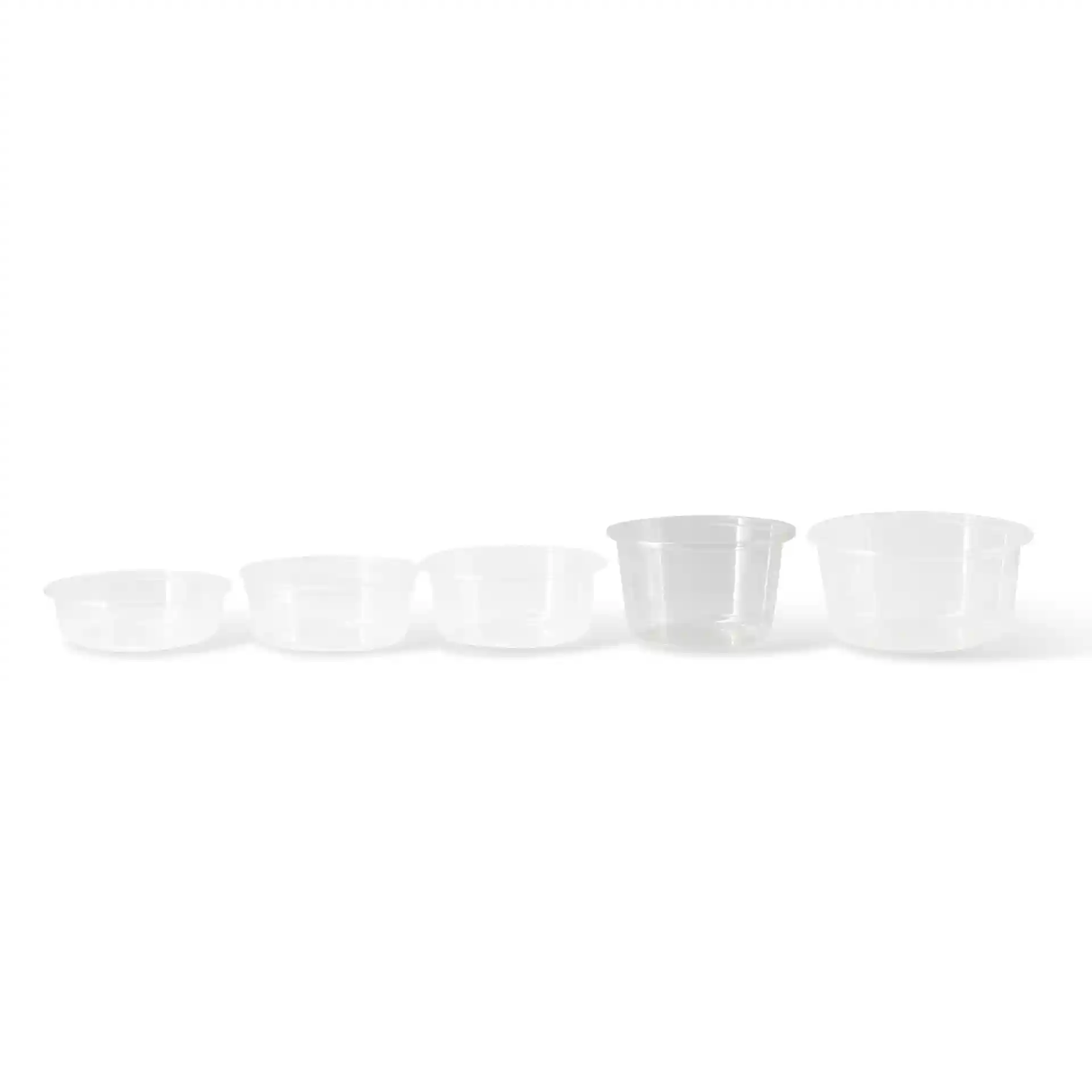 Ensemble de cinq contenants ronds transparents de différentes tailles, le plus grand mesurant 121 mm de diamètre.