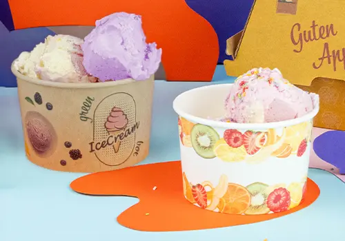 Coupe de glace avec crème fouettée, morceaux de chocolat et fraises fraîches, au design vert personnalisable.