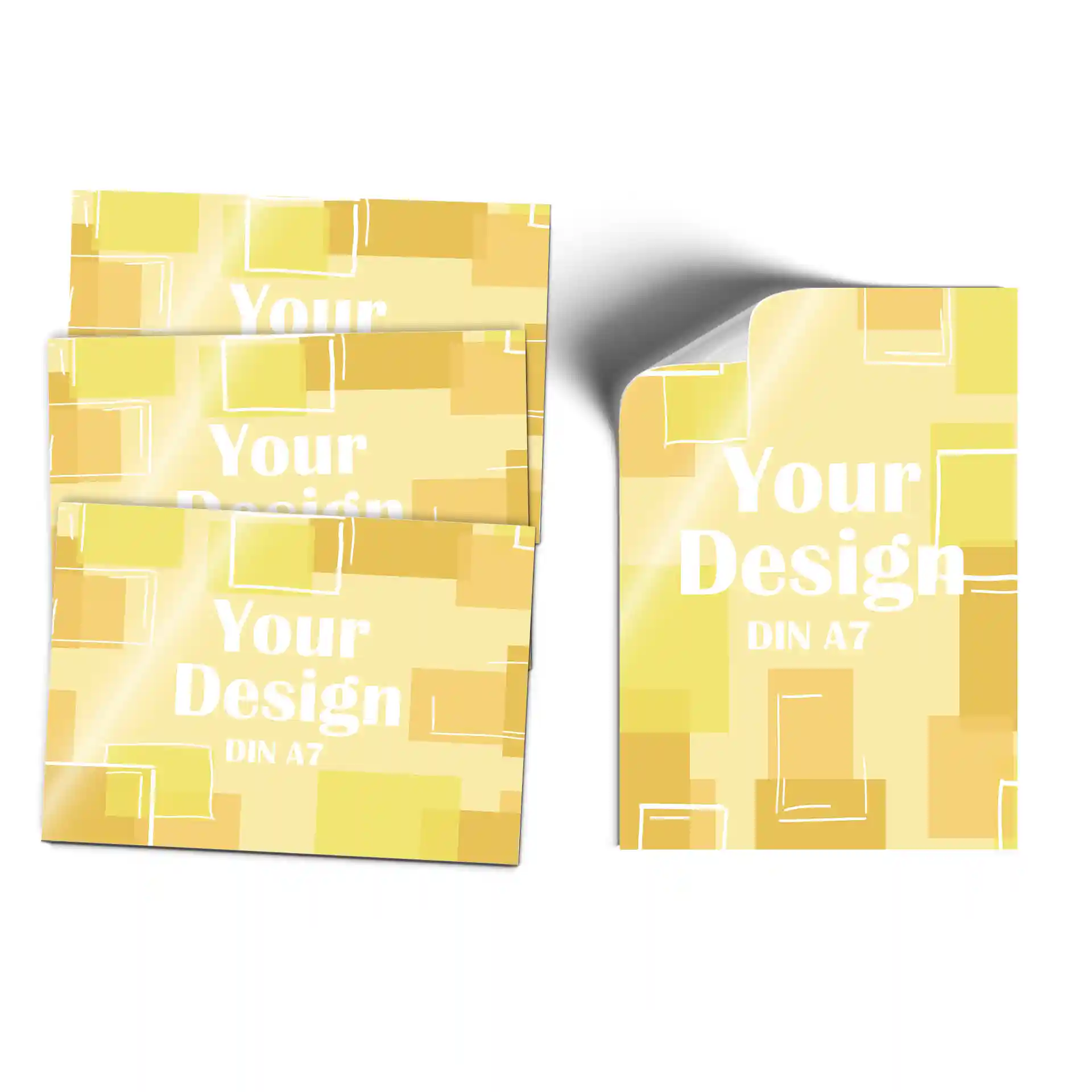 Étiquettes rectangulaires imprimées au design jaune, avec texte blanc, empilées avec une étiquette légèrement surélevée.