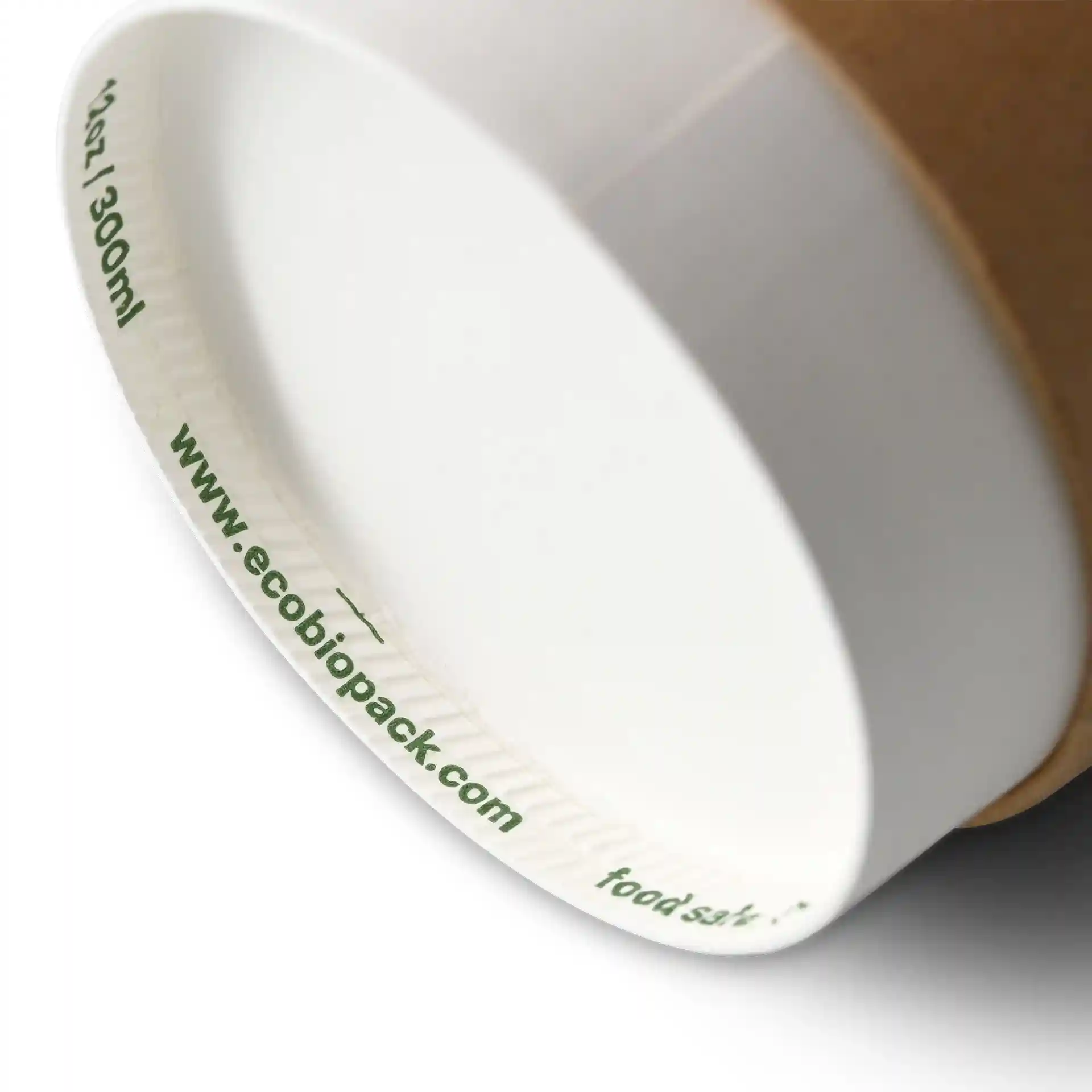 Intérieur blanc d'une tasse à café à double paroi avec un extérieur brun, montrant le bord inférieur et les détails imprimés.