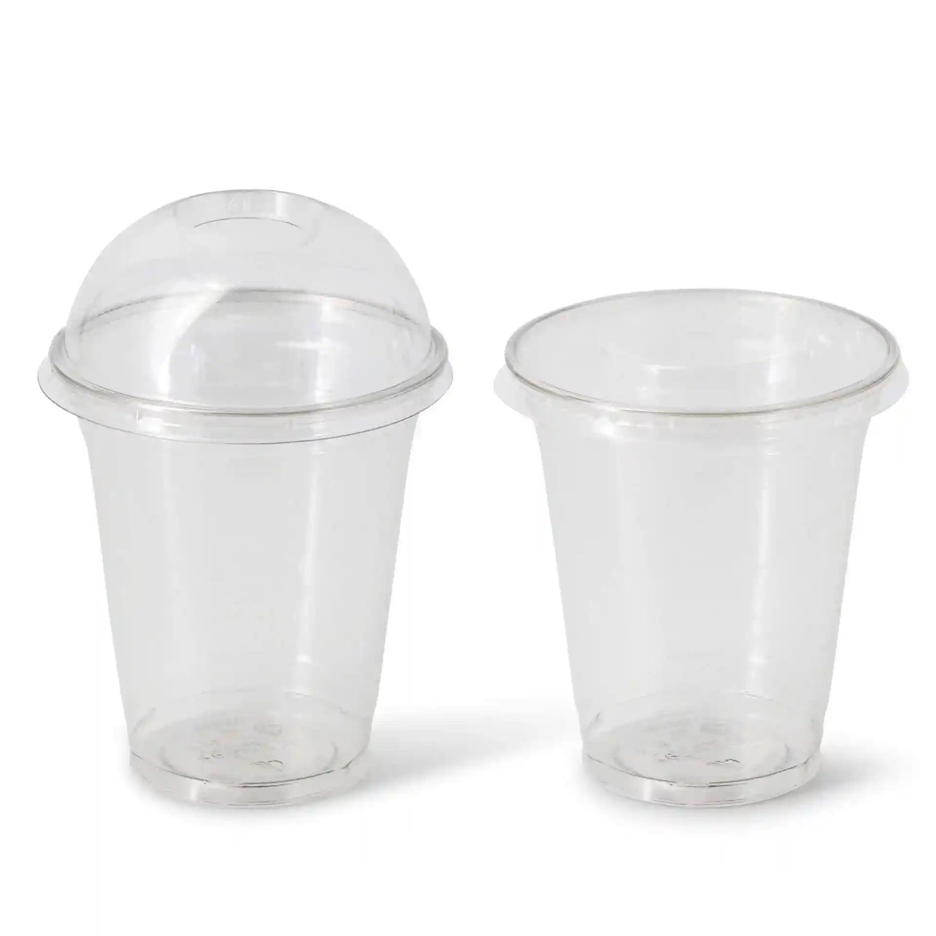 Gobelets transparents de 12 oz en rPET, l'un avec un couvercle en dôme et l'autre sans, affichés côte à côte.