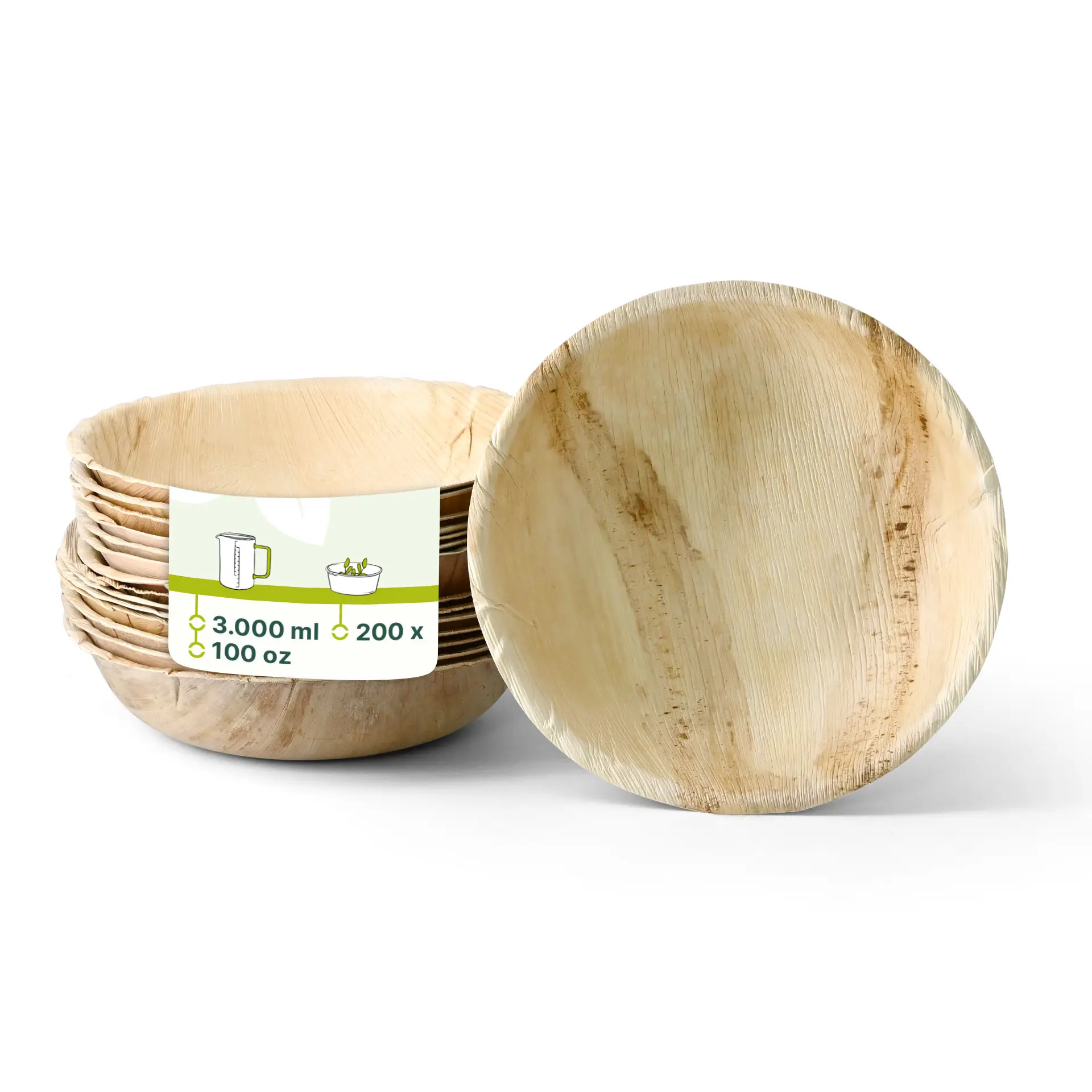 Un bol rond en feuille de palmier avec une texture décorative naturelle, idéal pour servir des aliments lors d'événements.