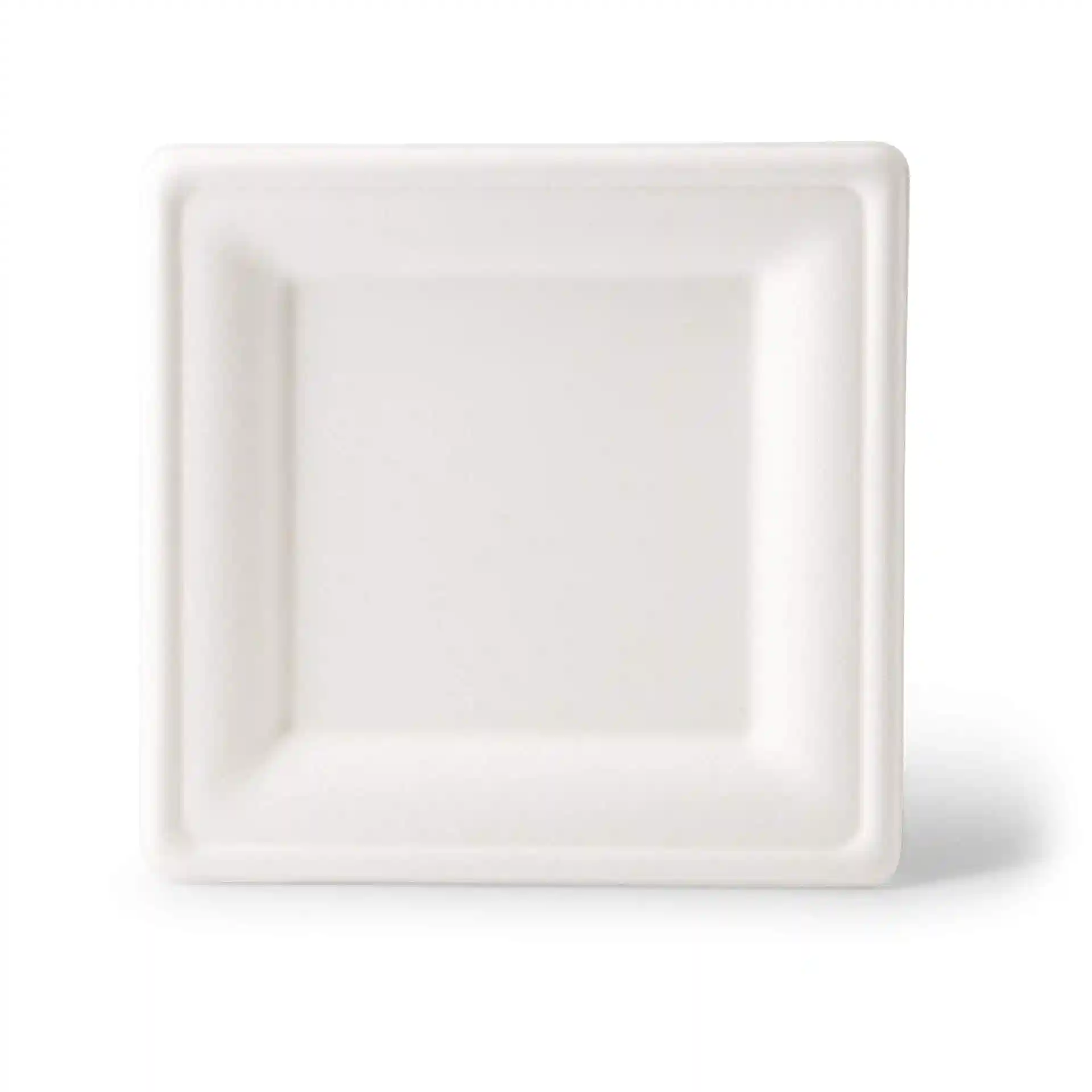 Assiette carrée en canne à sucre blanche mesurant 20 x 20 cm et d'une hauteur de 15 mm.
