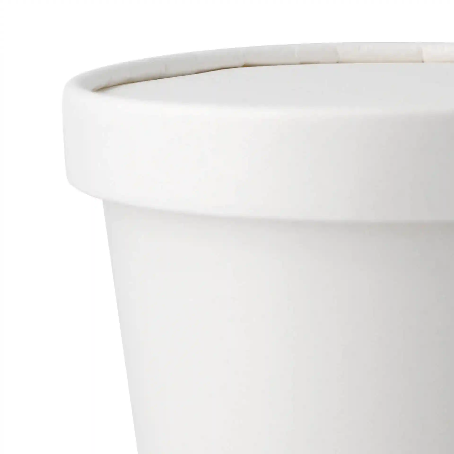 Couvercle rond en carton blanc avec surface enduite, conçu pour des gobelets à glace, montré de côté.