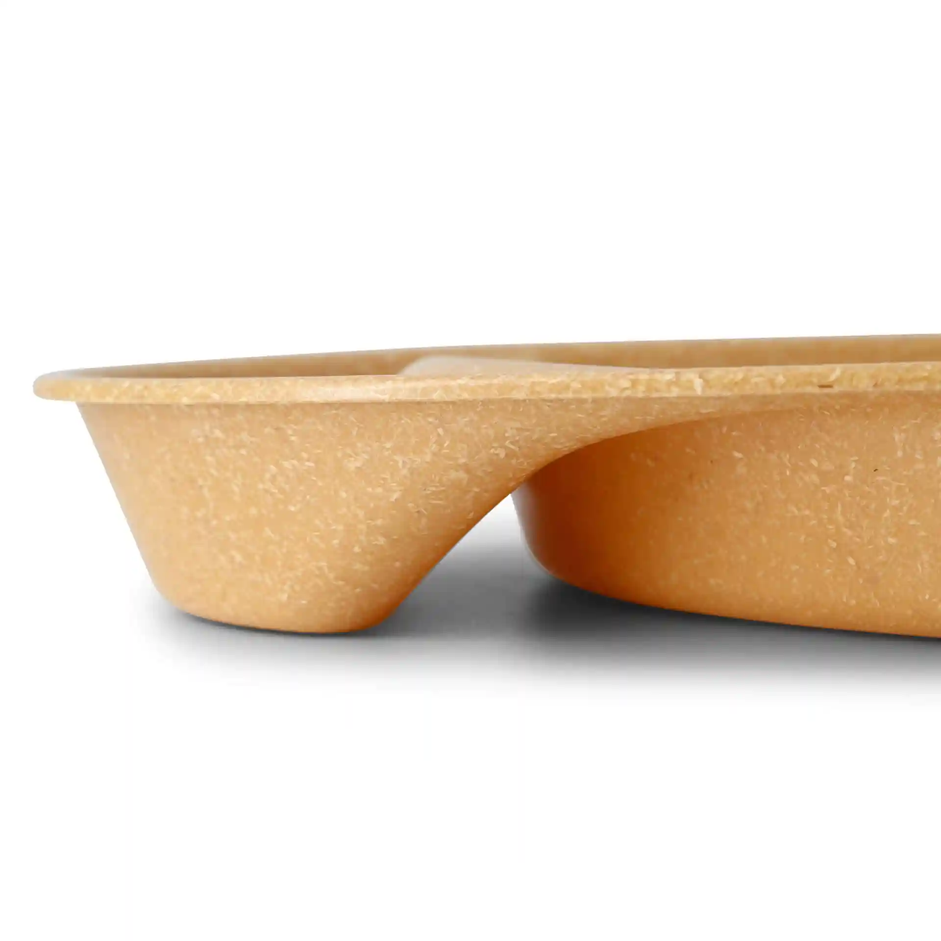 Vue latérale d'une assiette divisée réutilisable marron avec deux compartiments, en matériau bio-composé.