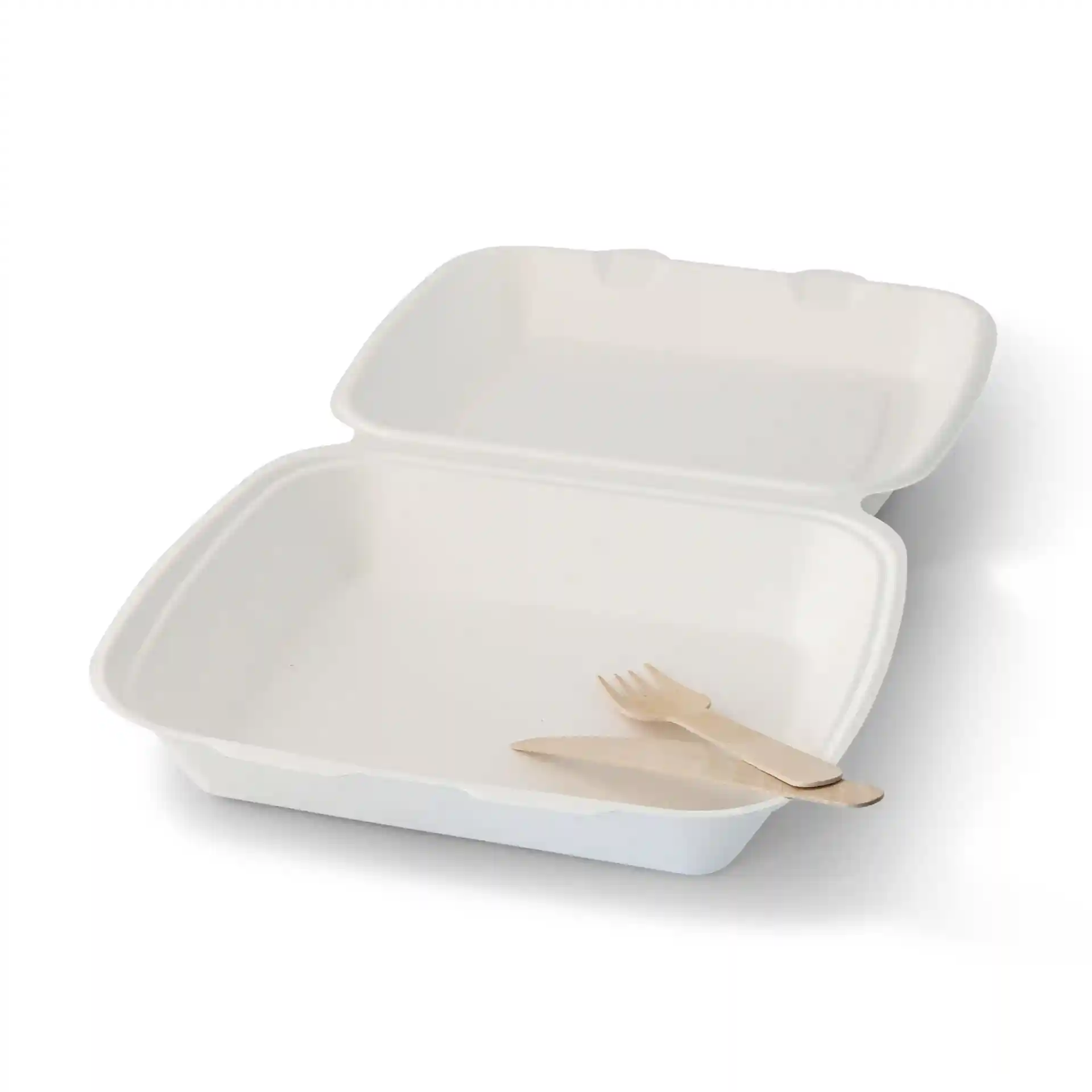 Conteneur rectangulaire blanc en canne à sucre avec un couvercle à charnière, contenant un couteau et une fourchette.