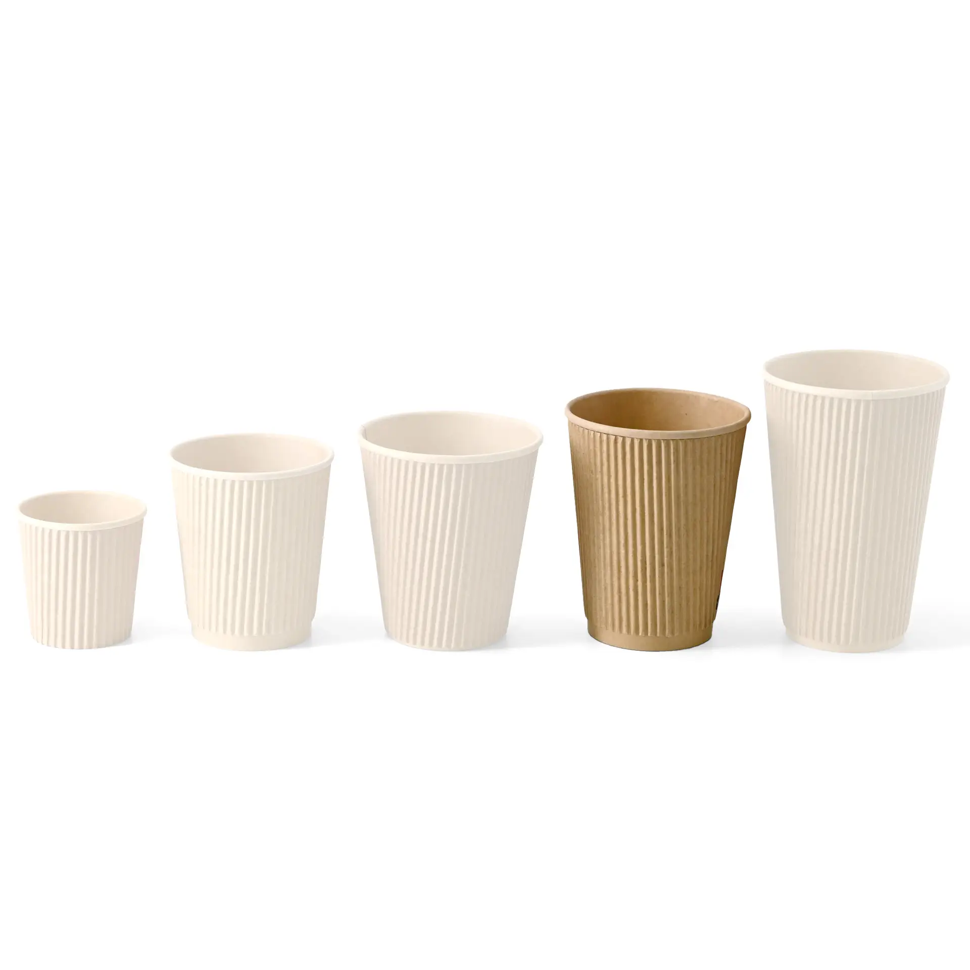 Cinq tasses isolées de différentes tailles, avec une tasse marron parmi des tasses blanches à nervures, conçues pour les boissons chaudes.