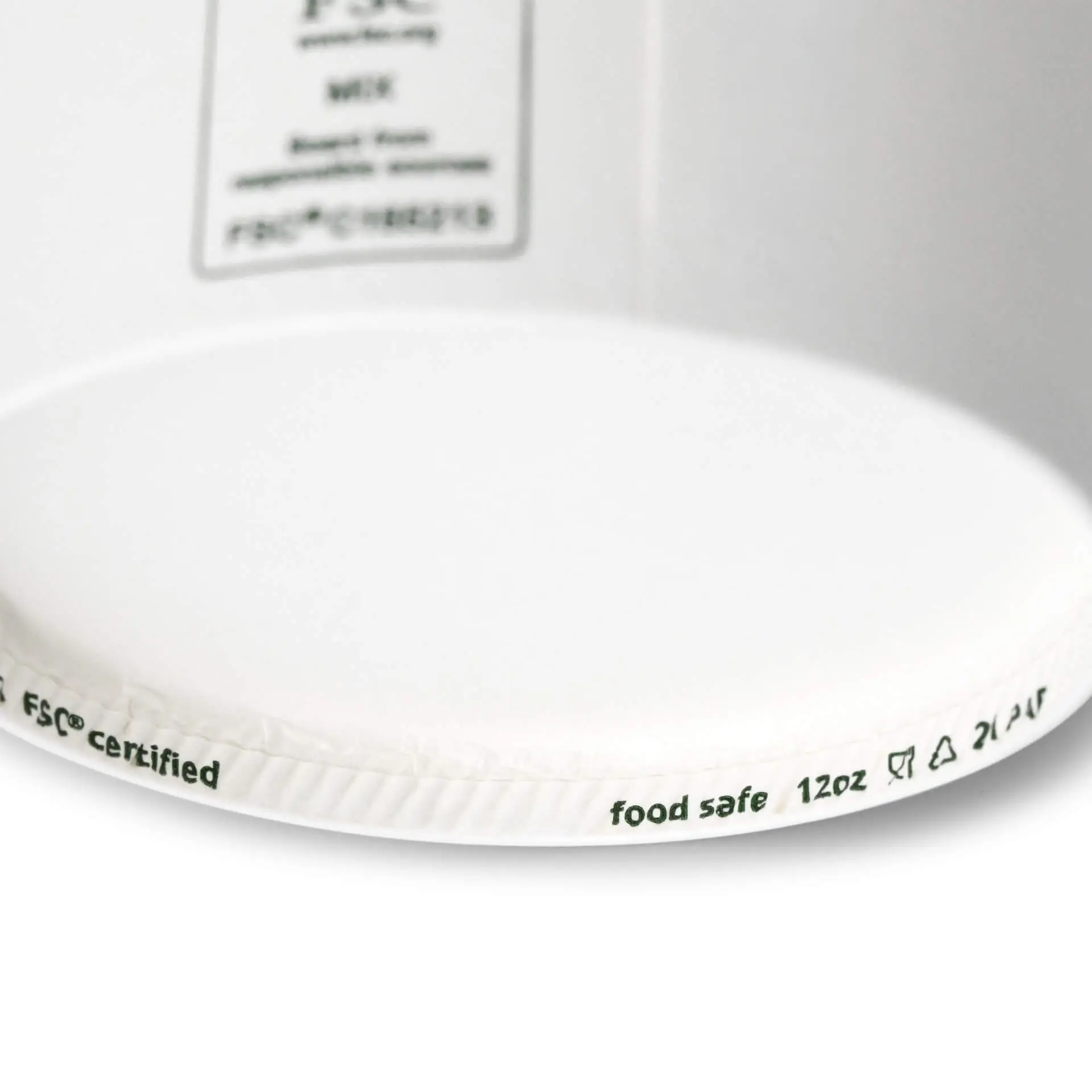 Un gobelet en papier blanc pour glace avec des marquages pour une capacité de 12 oz et une étiquette "compostable à domicile" sur le rebord.