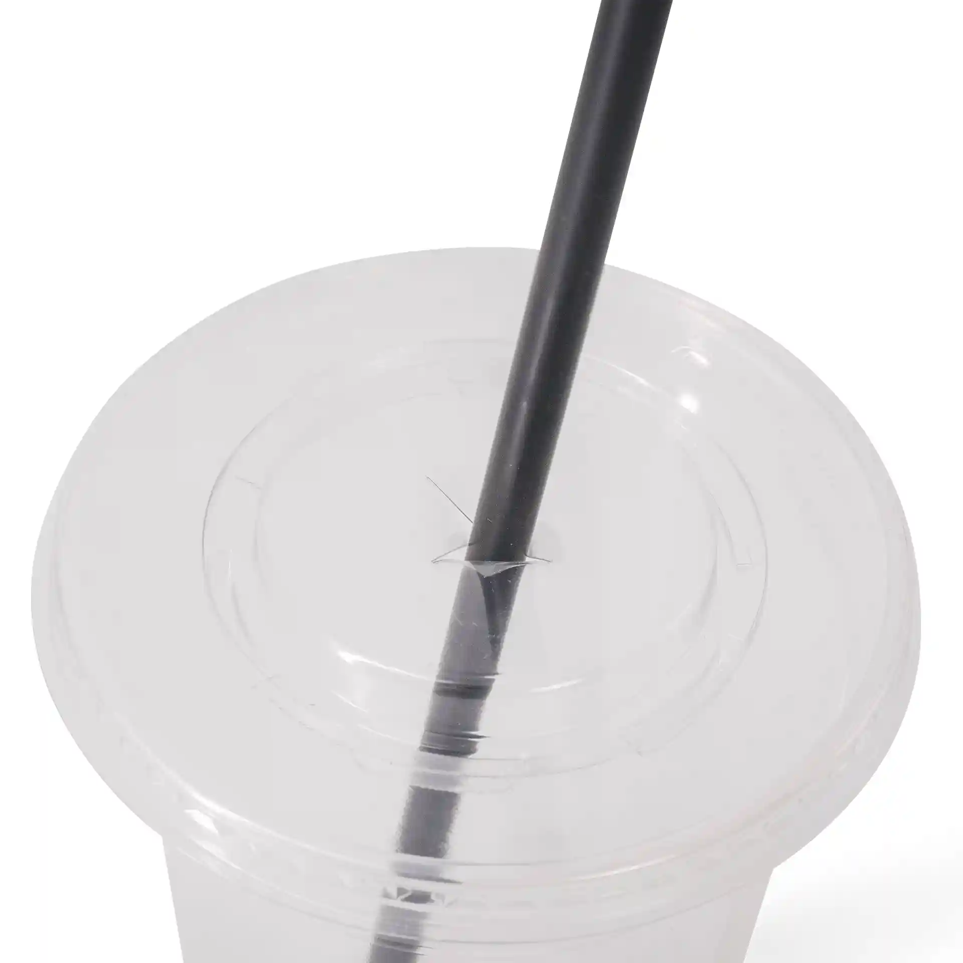 Paille réutilisable noire insérée dans un couvercle de gobelet en plastique transparent avec une ouverture circulaire.