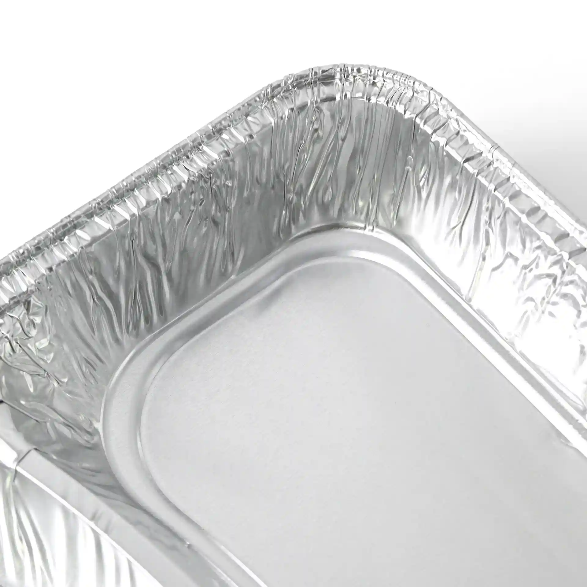 Plateau de repas en aluminium rectangulaire avec deux compartiments, mesurant 22,7 x 17,7 x 3 cm.