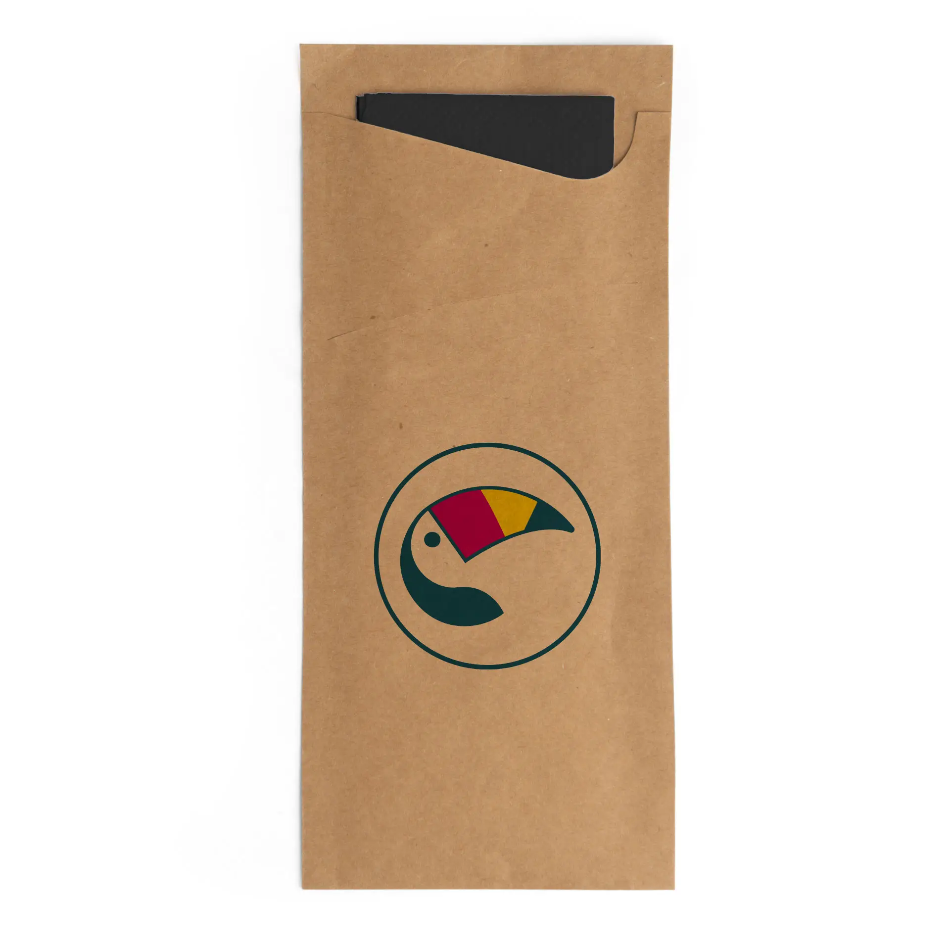 Manchon en kraft brun pour couverts avec un napkin noir et un logo circulaire représentant un toucan coloré.