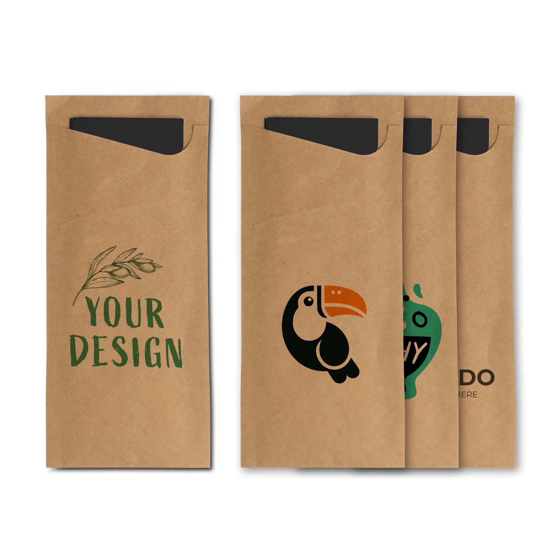 Manchon en kraft brun pour couverts avec un napkin noir et un logo circulaire représentant un toucan coloré.