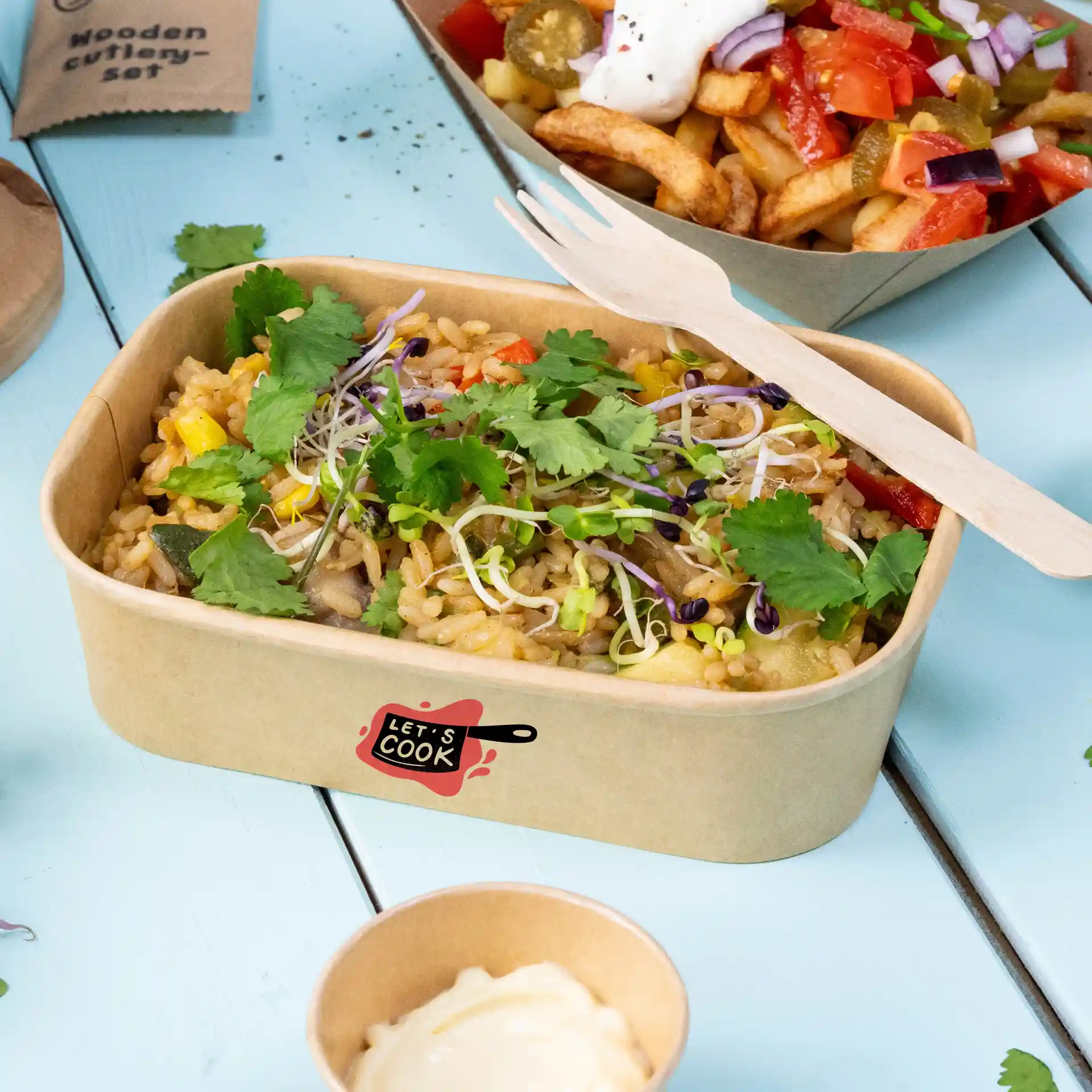 Bol rectangulaire marron avec du riz, garni de coriandre et de pousses, avec une fourchette en bois à côté.