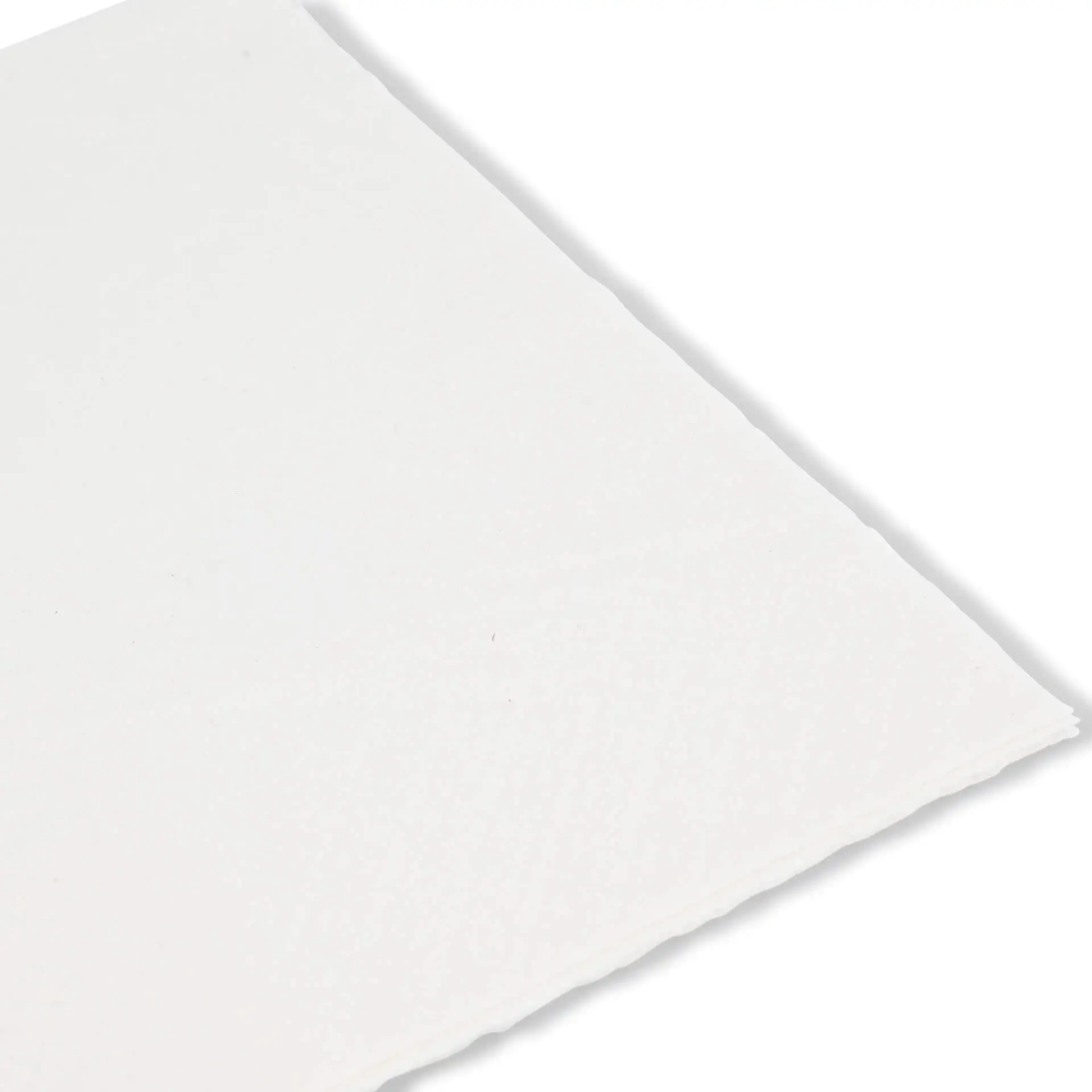 Serviette en papier recyclé blanche à 2 plis avec un symbole de recyclage noir et du texte dans le coin.