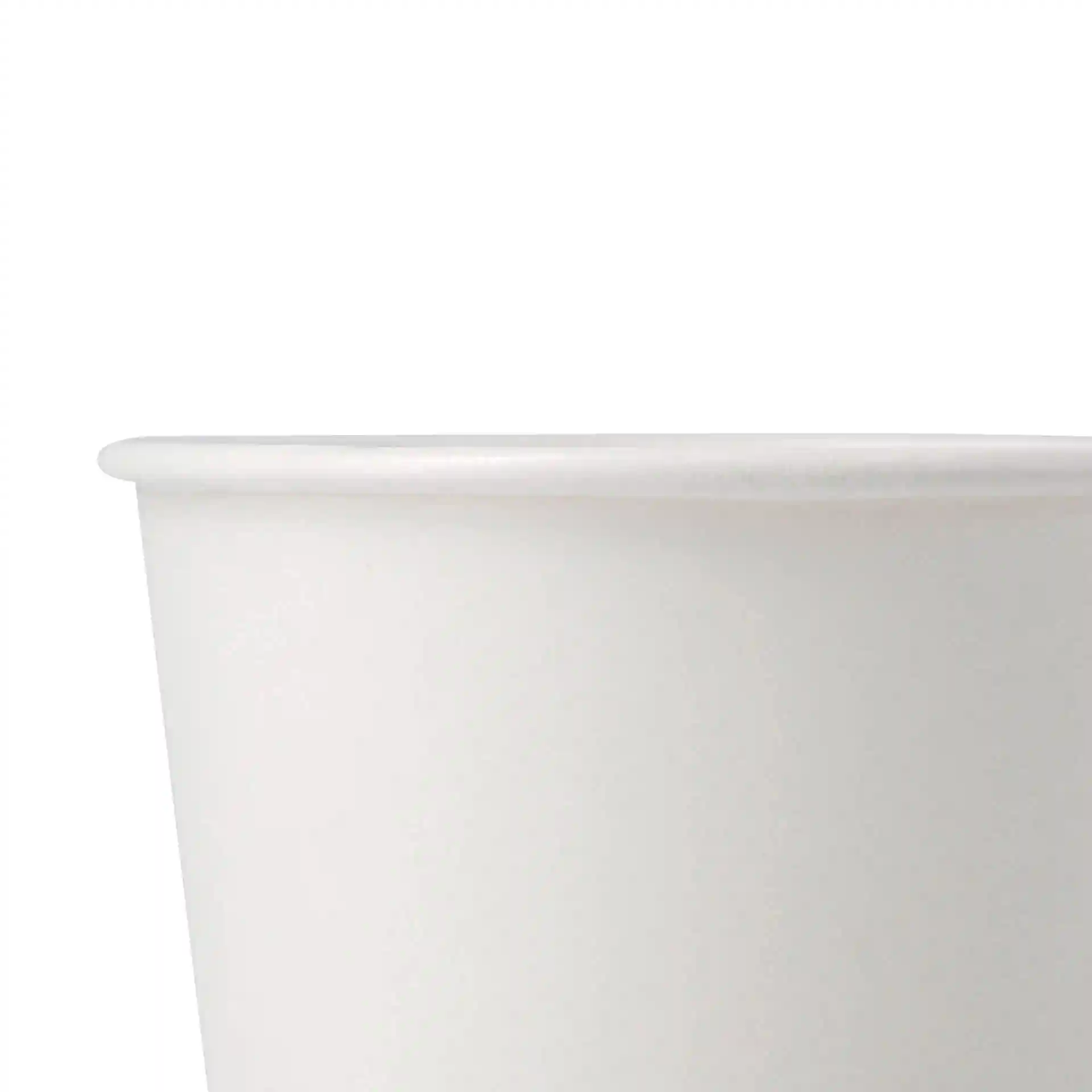 Conteneur à soupe en carton blanc de forme ronde avec un rebord visible, partiellement vu de dessus.