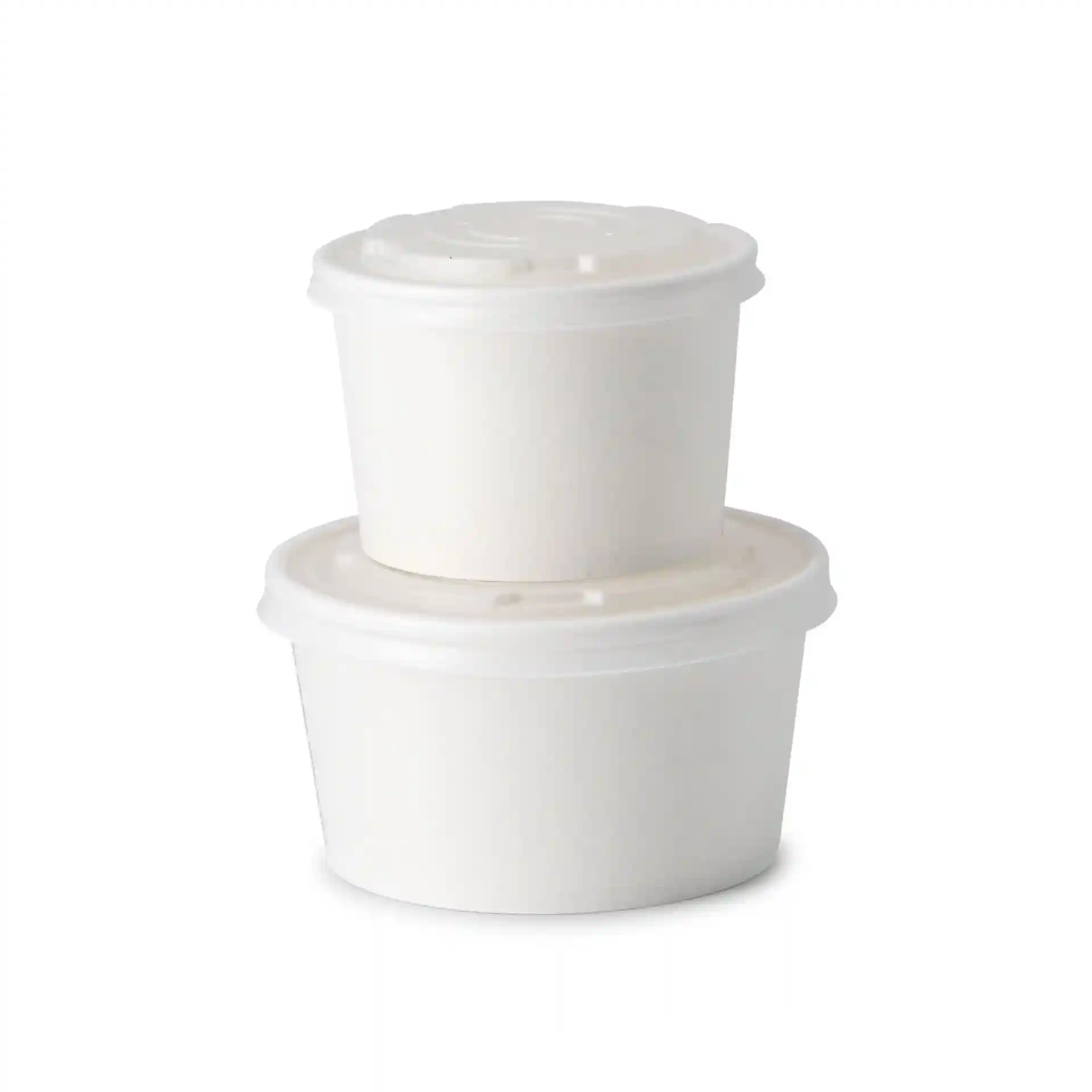 Deux tasses à soupe en carton blanc empilées, avec des formes rondes et des couvercles, diamètre supérieur de 90 mm.