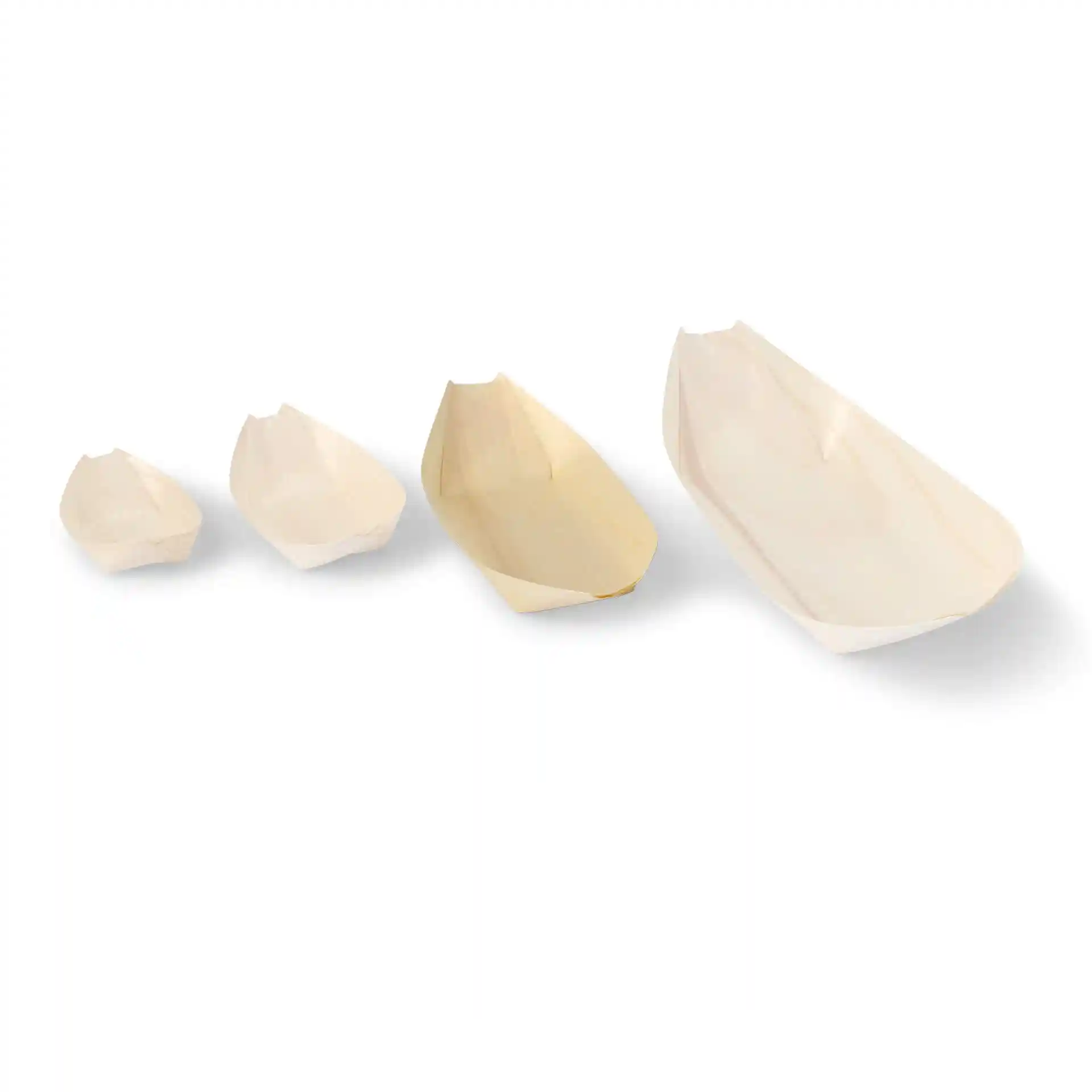Ensemble de quatre contenants en bois en forme de bateau de tailles variées sur fond blanc.