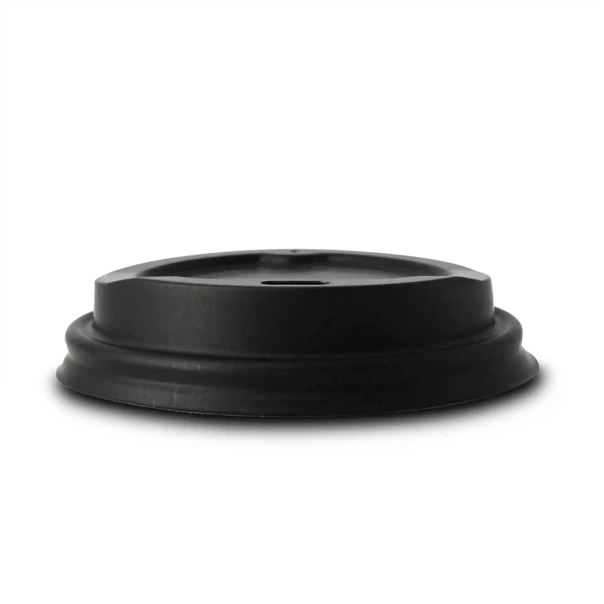 Couvercle en PS noir de 80 mm de diamètre avec un trou de boisson, montré de côté sur fond blanc.